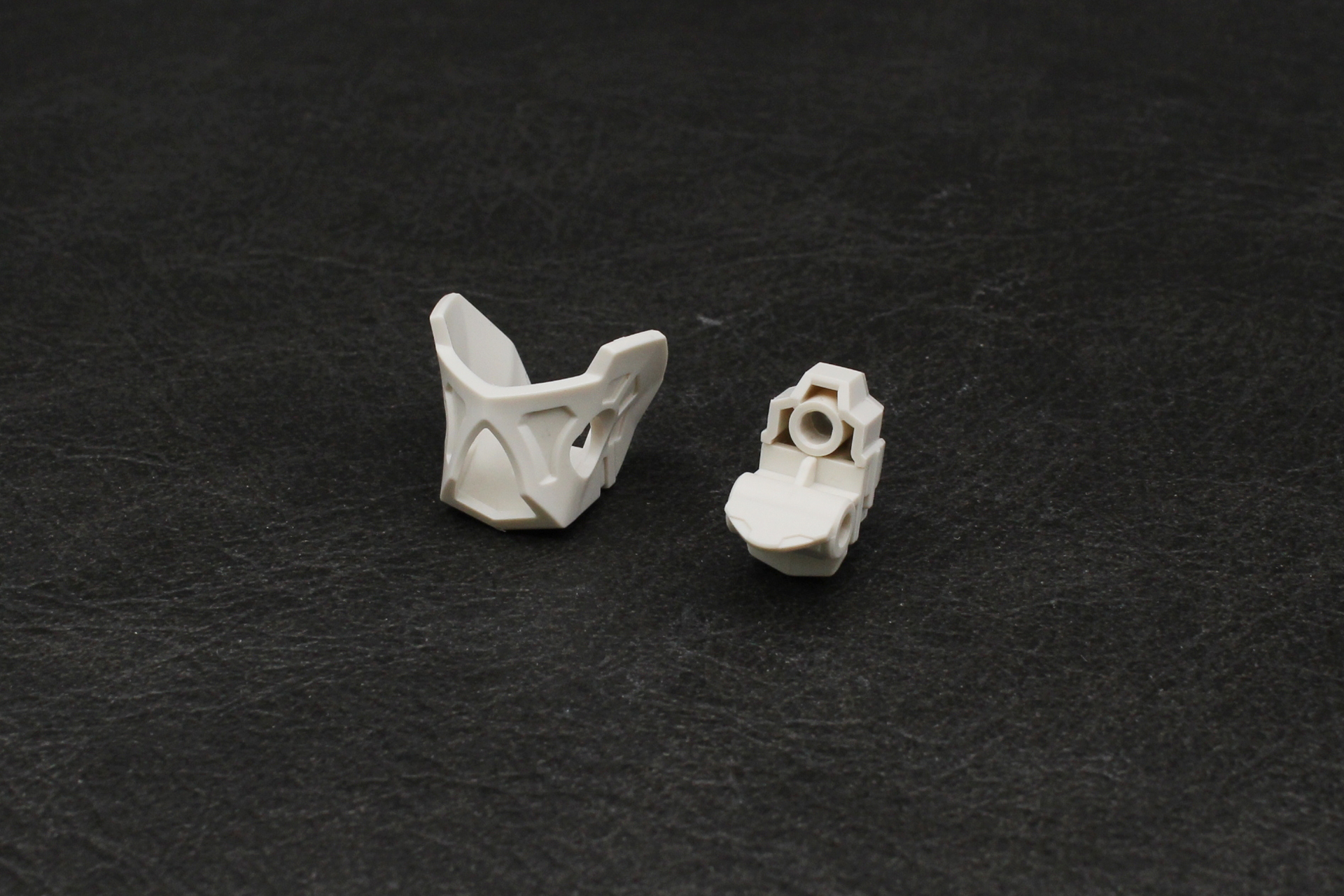 腰を組み立てて取り付ければ胴体が完成