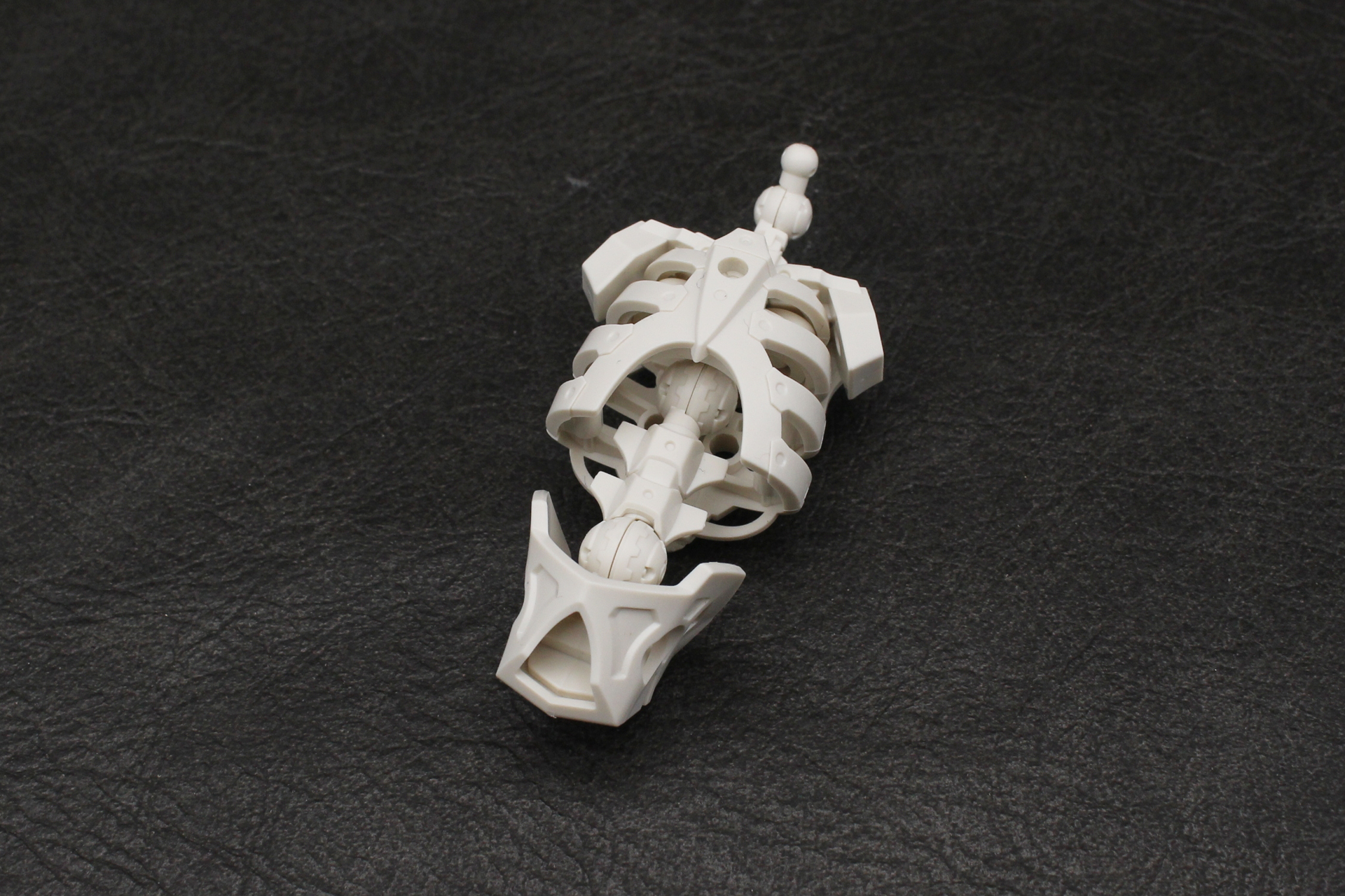 腰を組み立てて取り付ければ胴体が完成