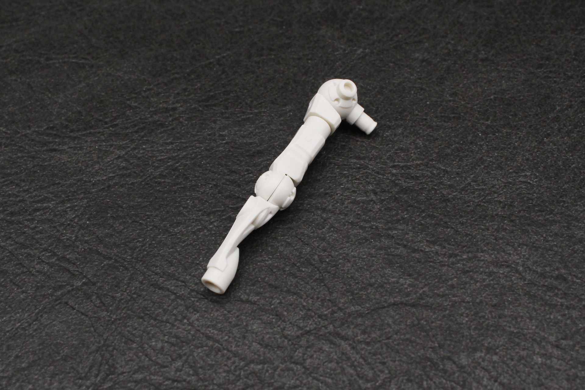 上腕と前腕を組み立てて取り付ける