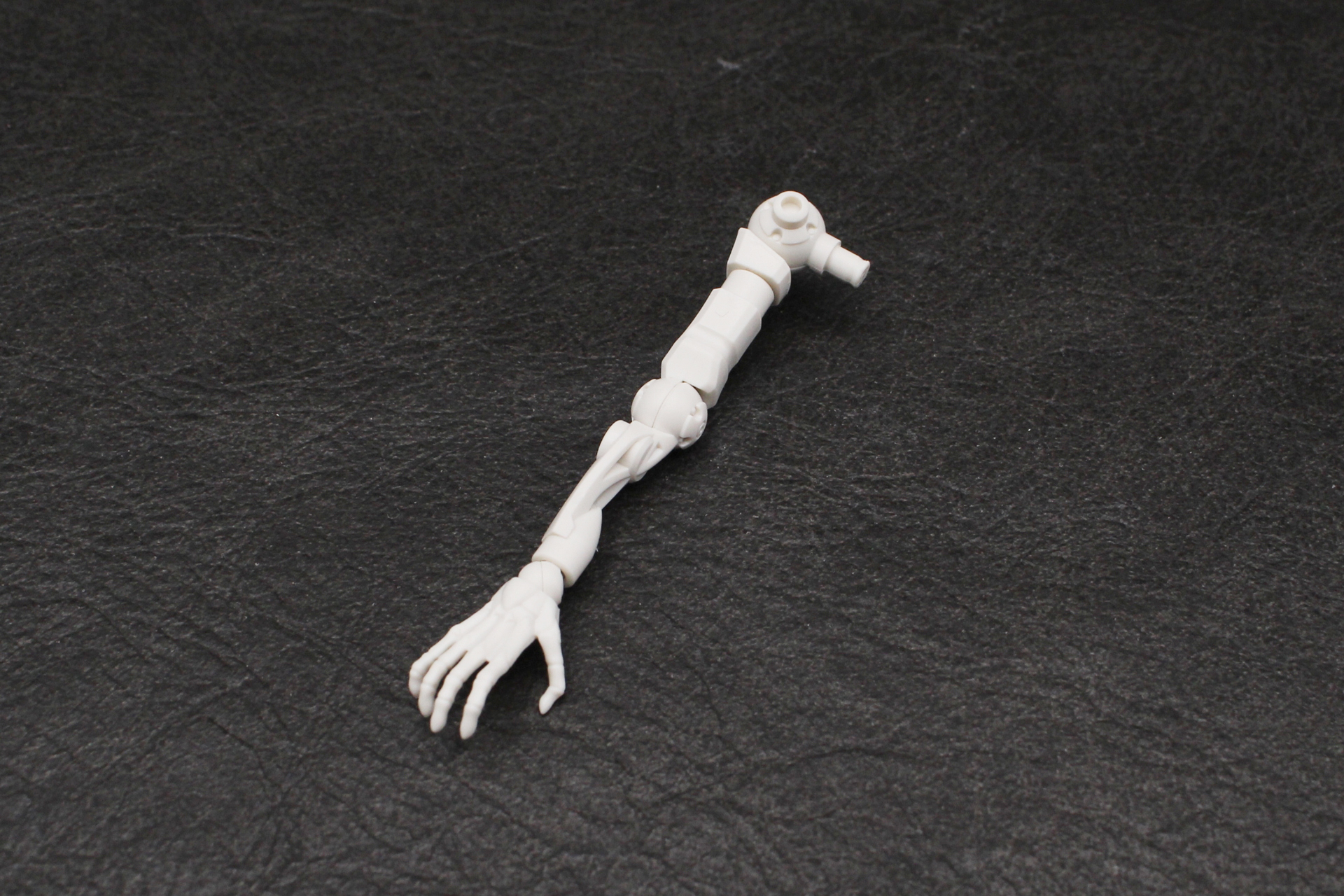 手首を取り付けて右腕が完成