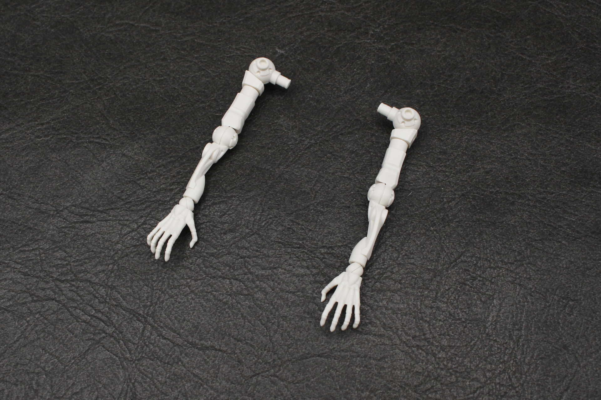 左腕も同様に組み立てる