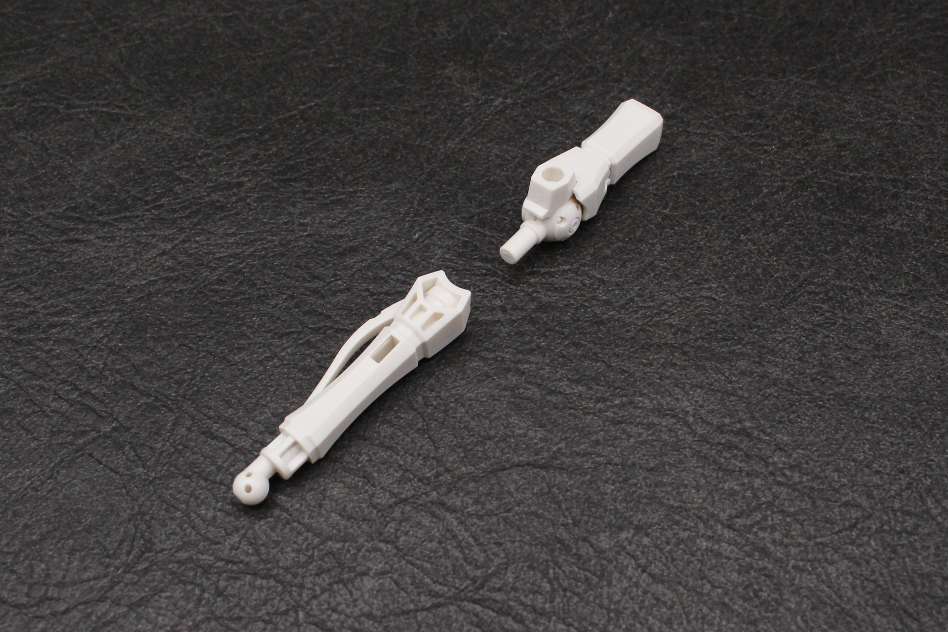 太ももと膝関節を組み立てて、脛を取り付ける