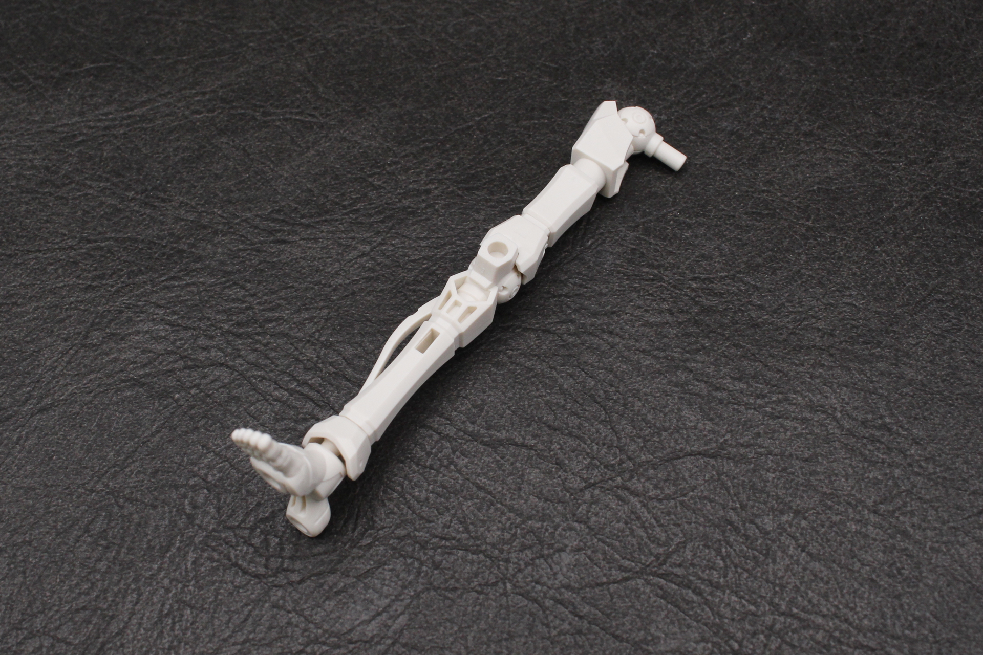 先ほど組み立てた付け根の関節と足首を取り付けて右脚の完成