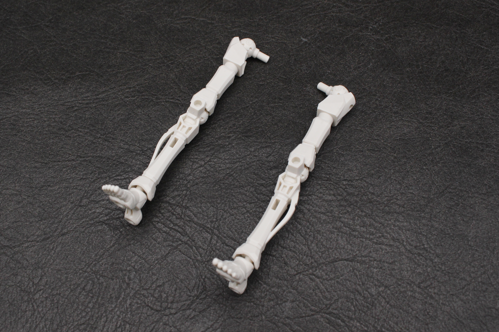 左脚も同様に組み立てる