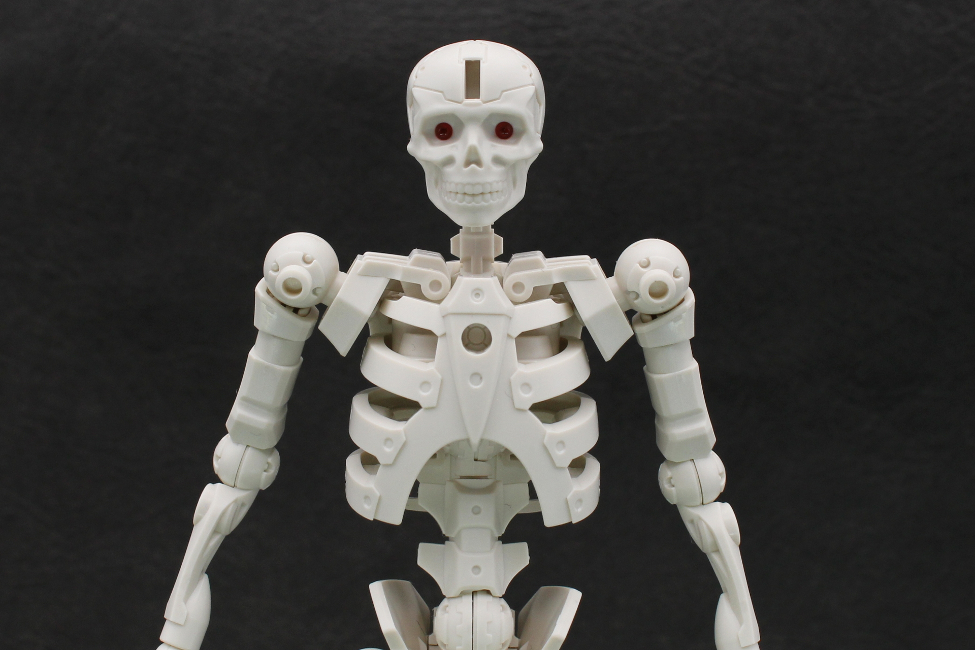 クリアレッドの眼は唯一のカラーパーツ。額にはクラスアップアーマーのマスクを装備するためのスリットがある