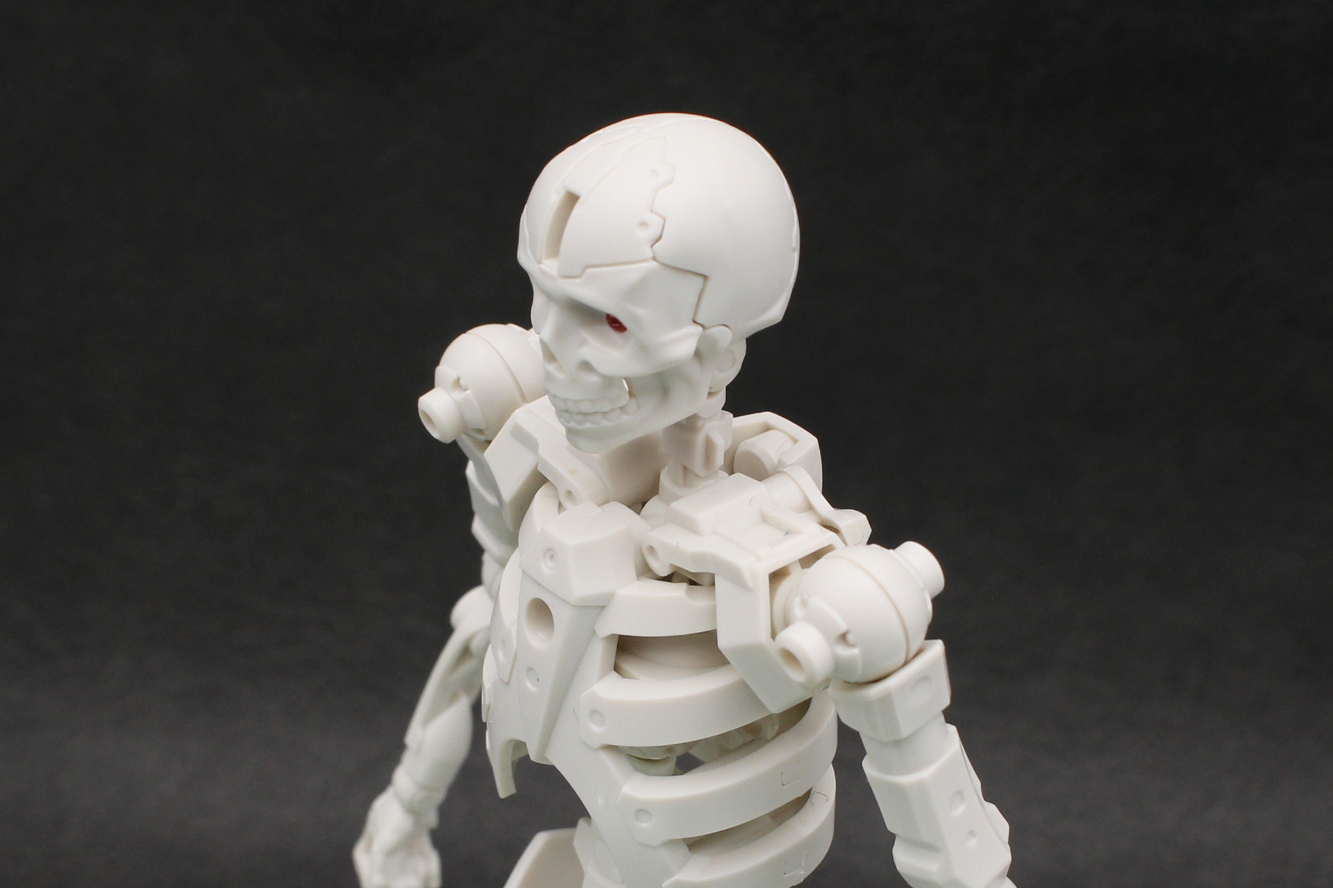 頭部には頭蓋骨らしい縫合線のモールドが入っている。パーツの合わせ目もこの線の一部に配置