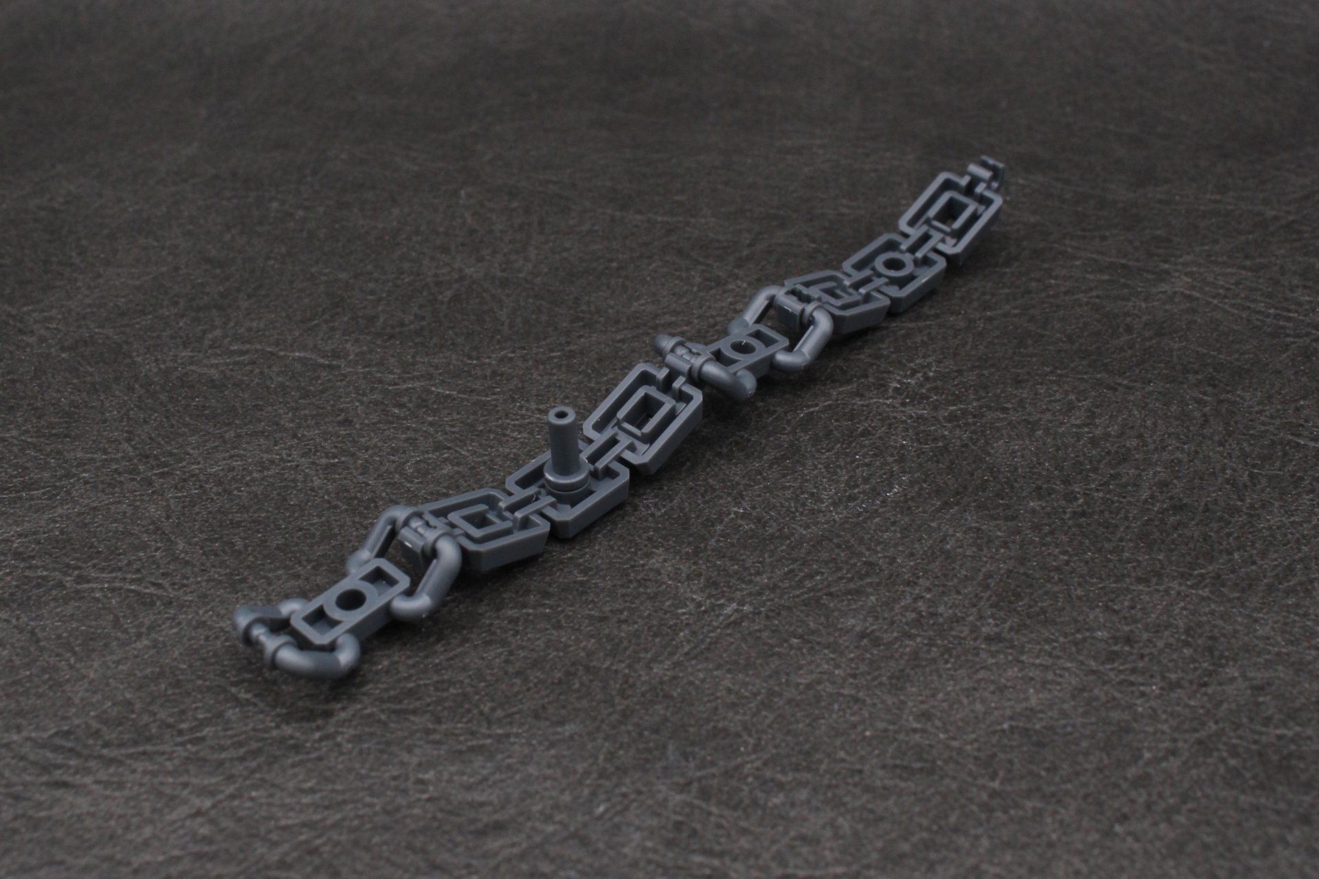 ベルトの内側にピンを差し込む