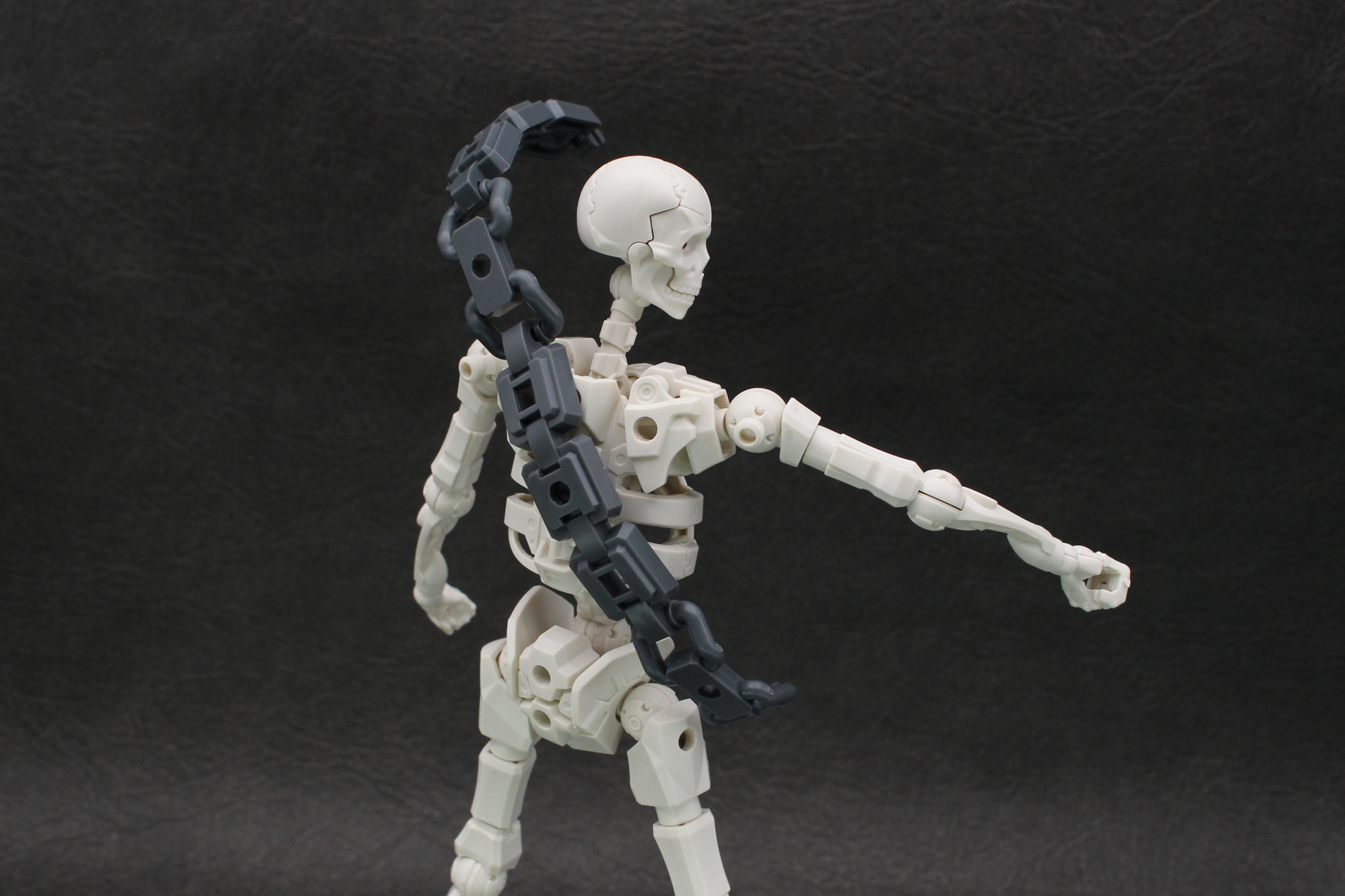 背中にピンを差し込んで、たすき掛けにする