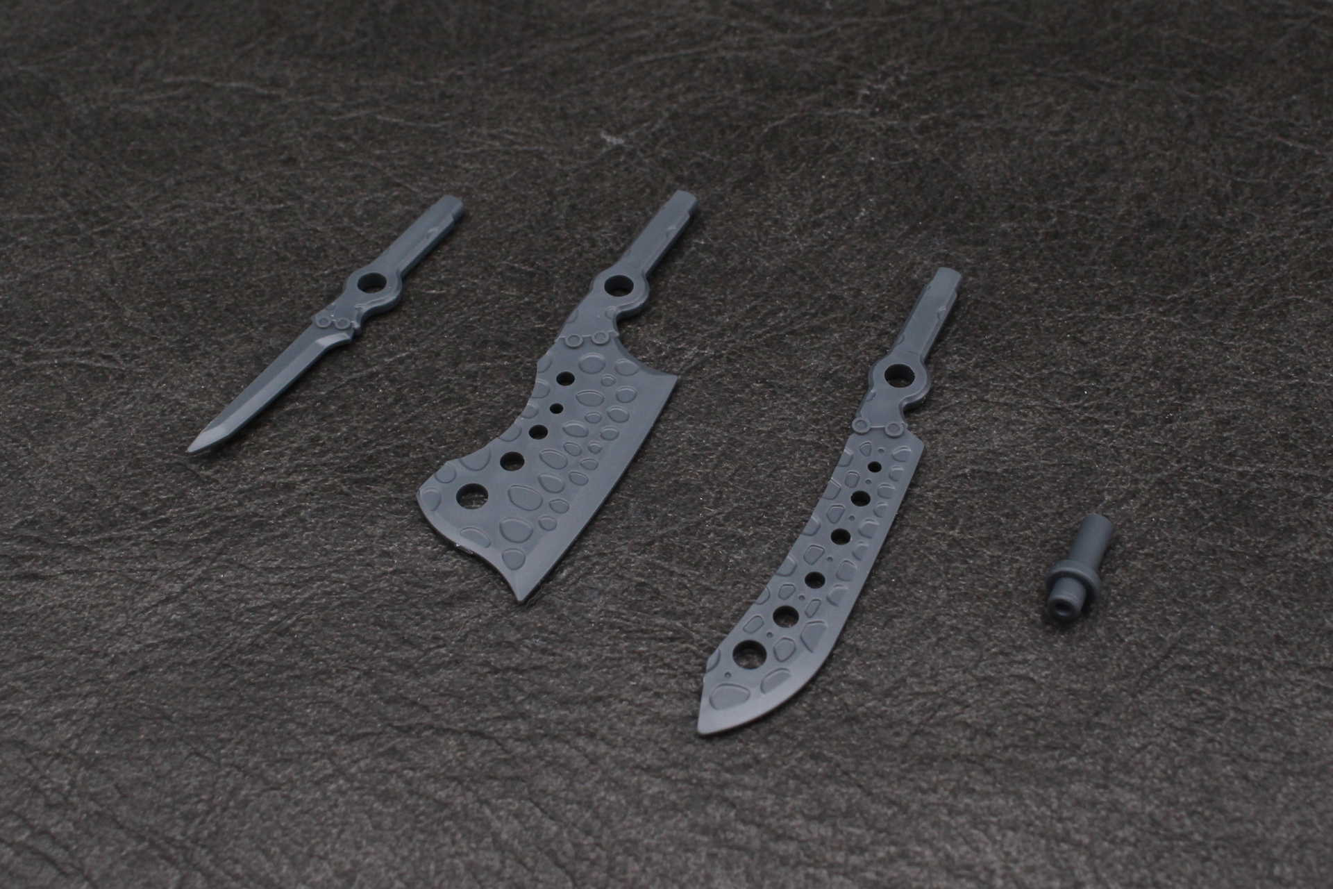 武器は刃物が3種類。ジョイントのピンも付属