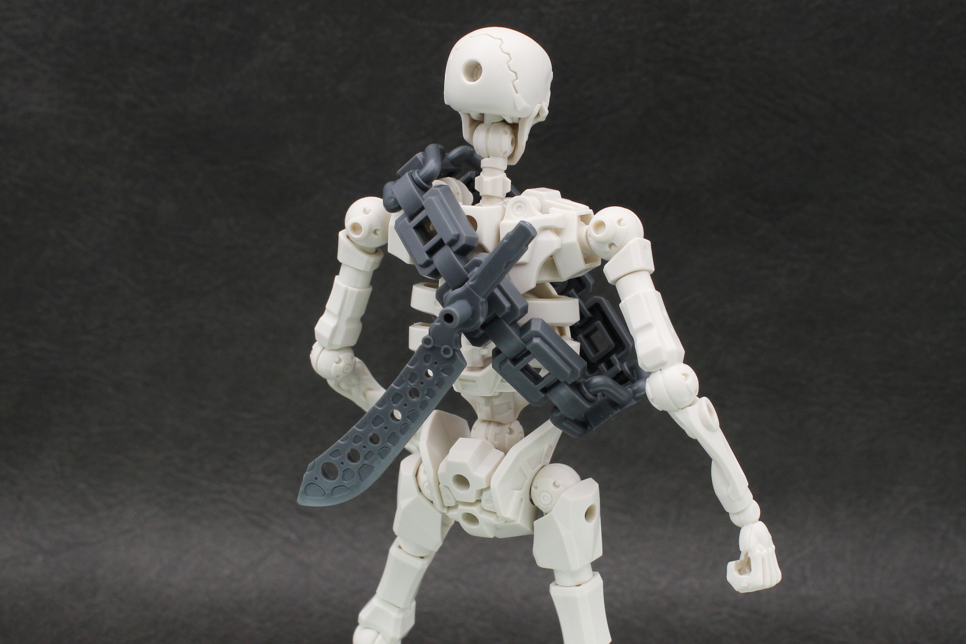 ピンを使えばベルトや各所のジョイント穴に装備できる