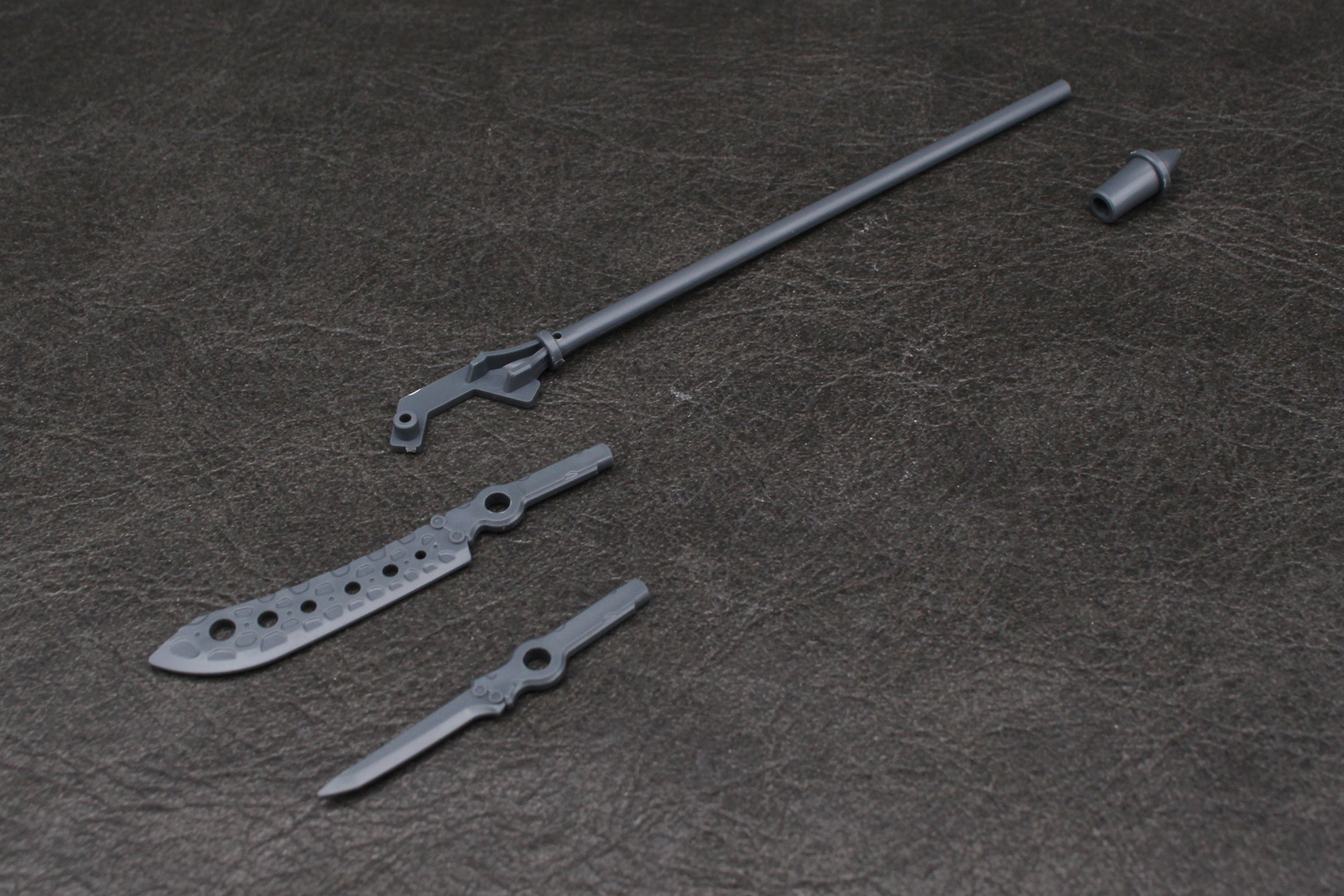 長めの柄には中小2種の武器を装着可能