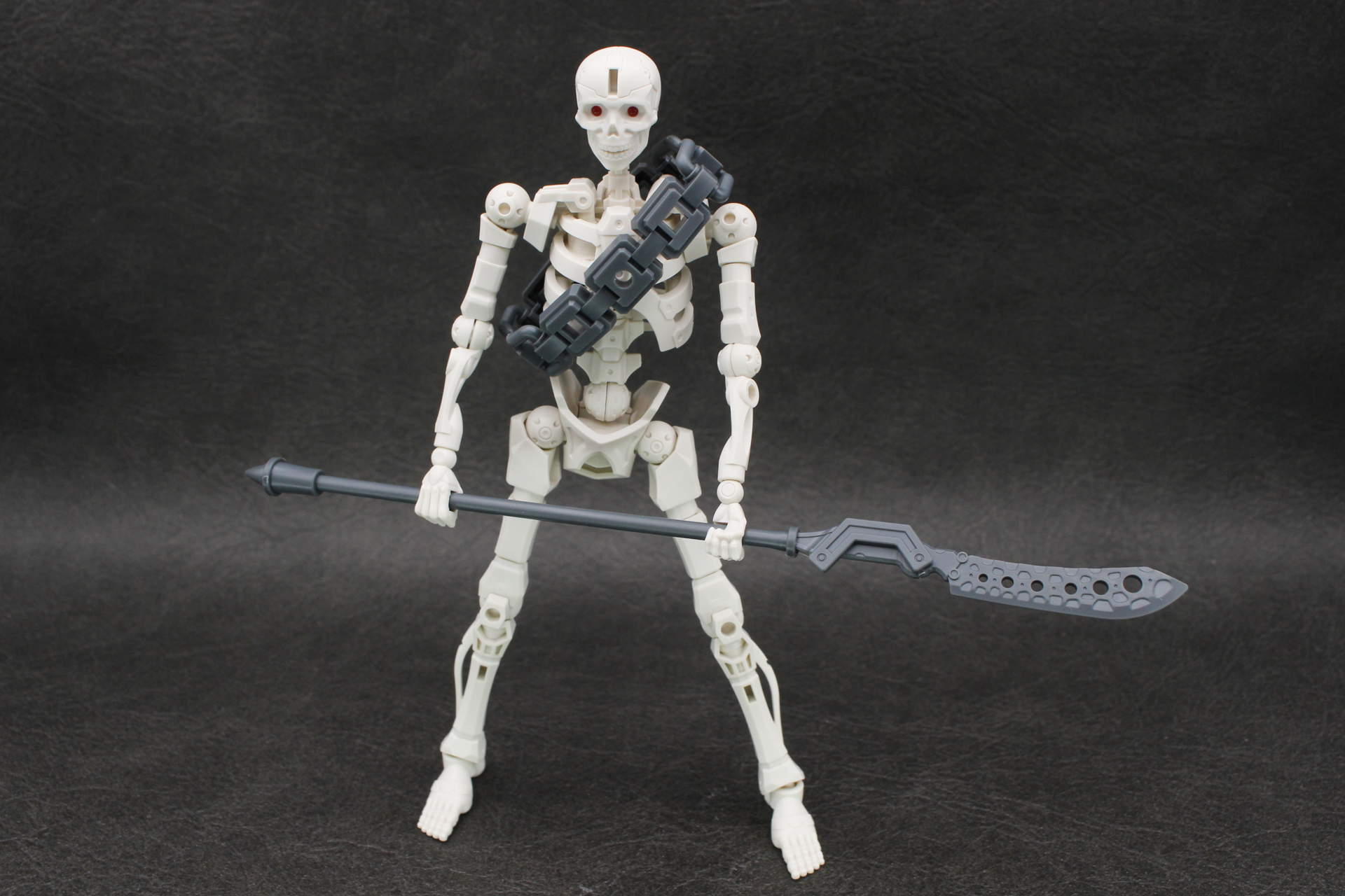 長めの柄には中小2種の武器を装着可能