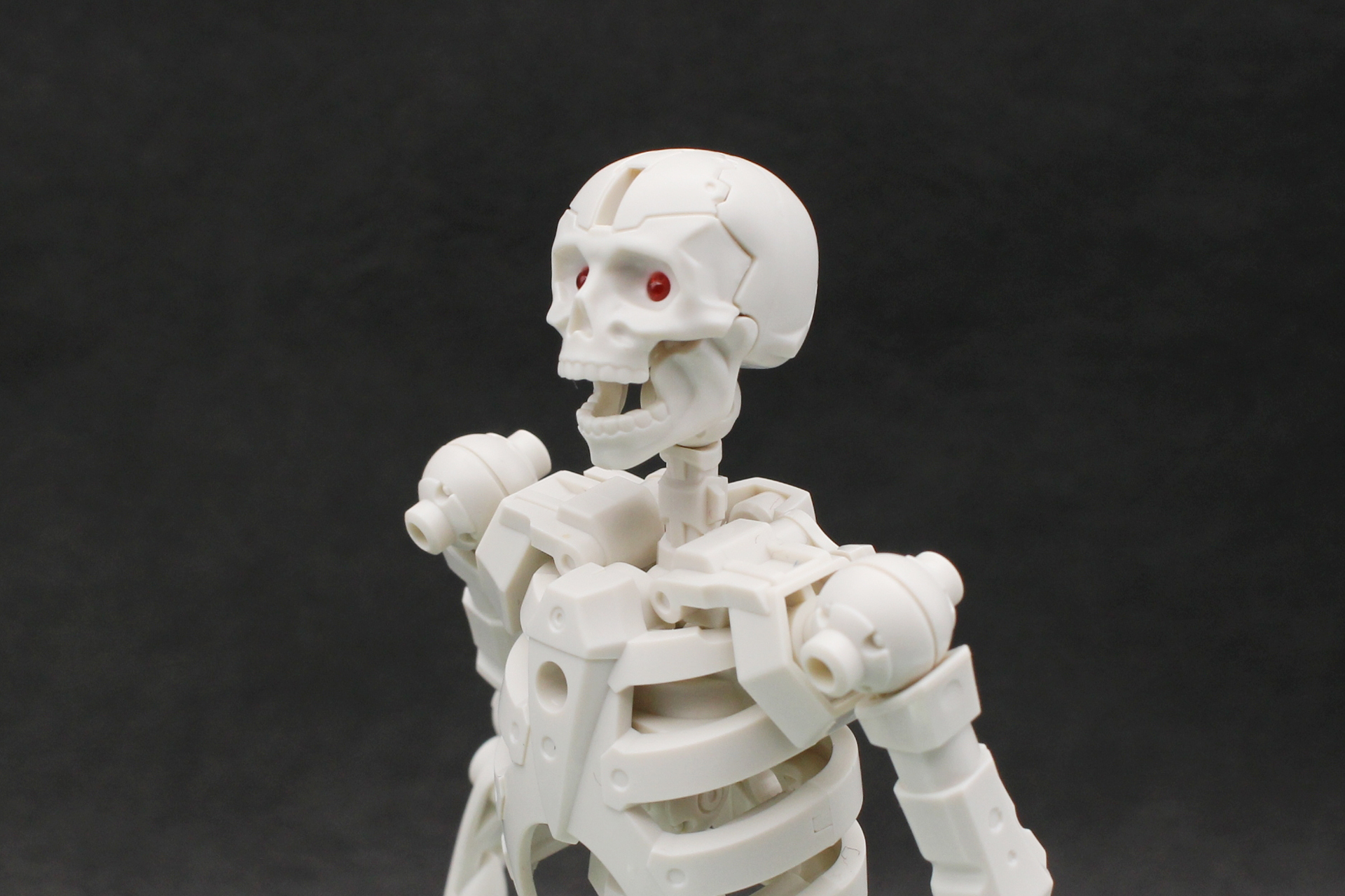 下あごはもちろん可動し、口を開けられる