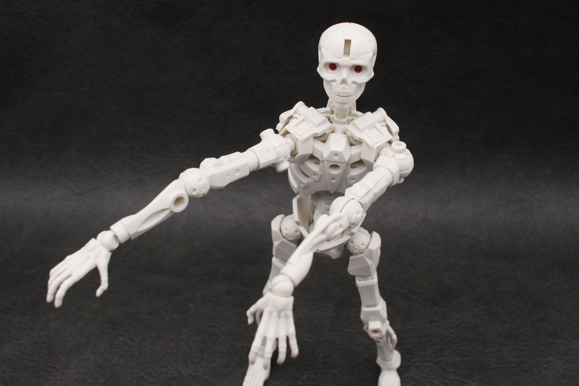 肩口は前後にスイング可動し、腕を前方に突き出せる