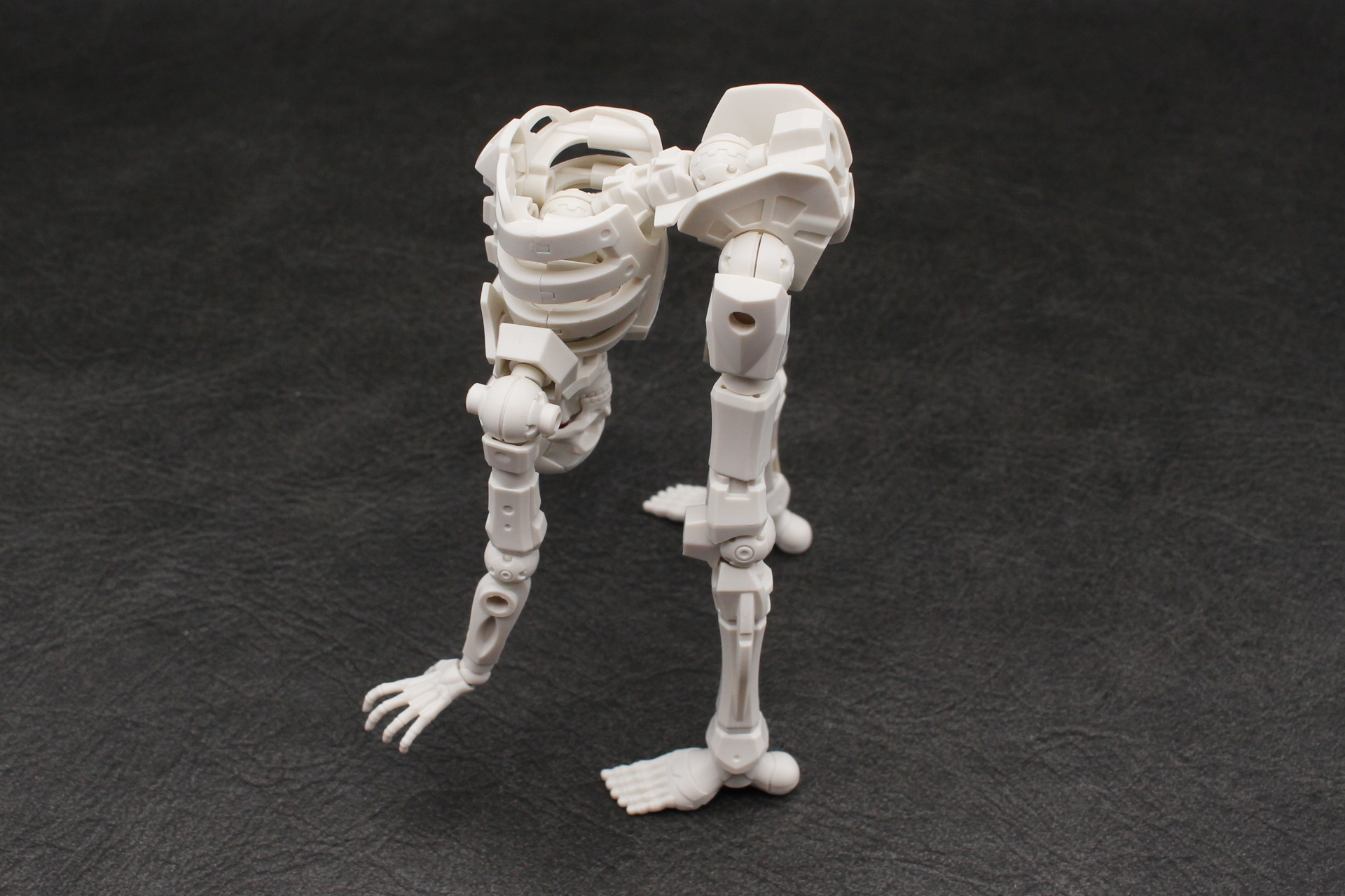 胸と腰のジョイントにより、上体はほぼ180度曲げられる