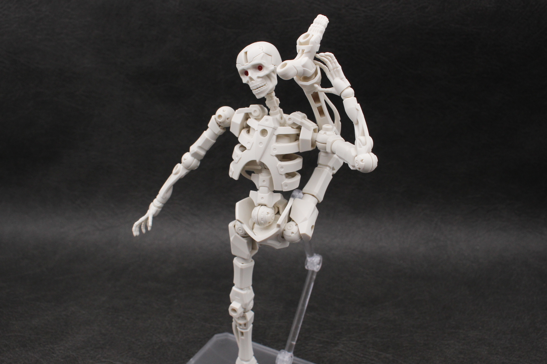 余計な装飾がないので、多少無茶なポーズも不可能ではない