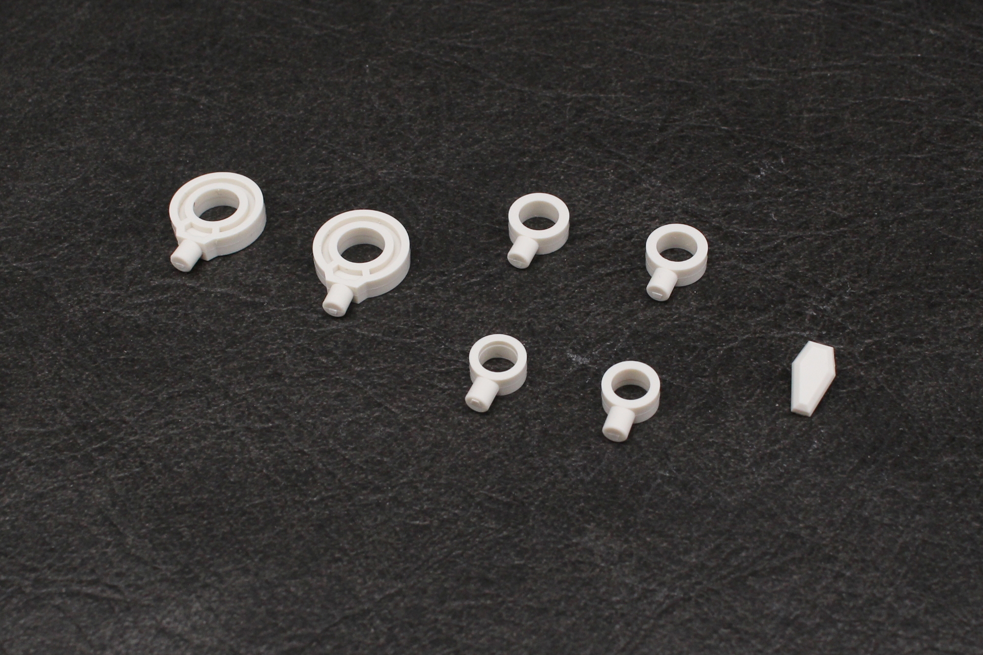 追加パーツとしてジョイント付きリング6個とダミーのエレメントコアが付属。リングは上腕と手首、太ももに取り付けることで、30MFのクラスアップアーマーが装着可能となる