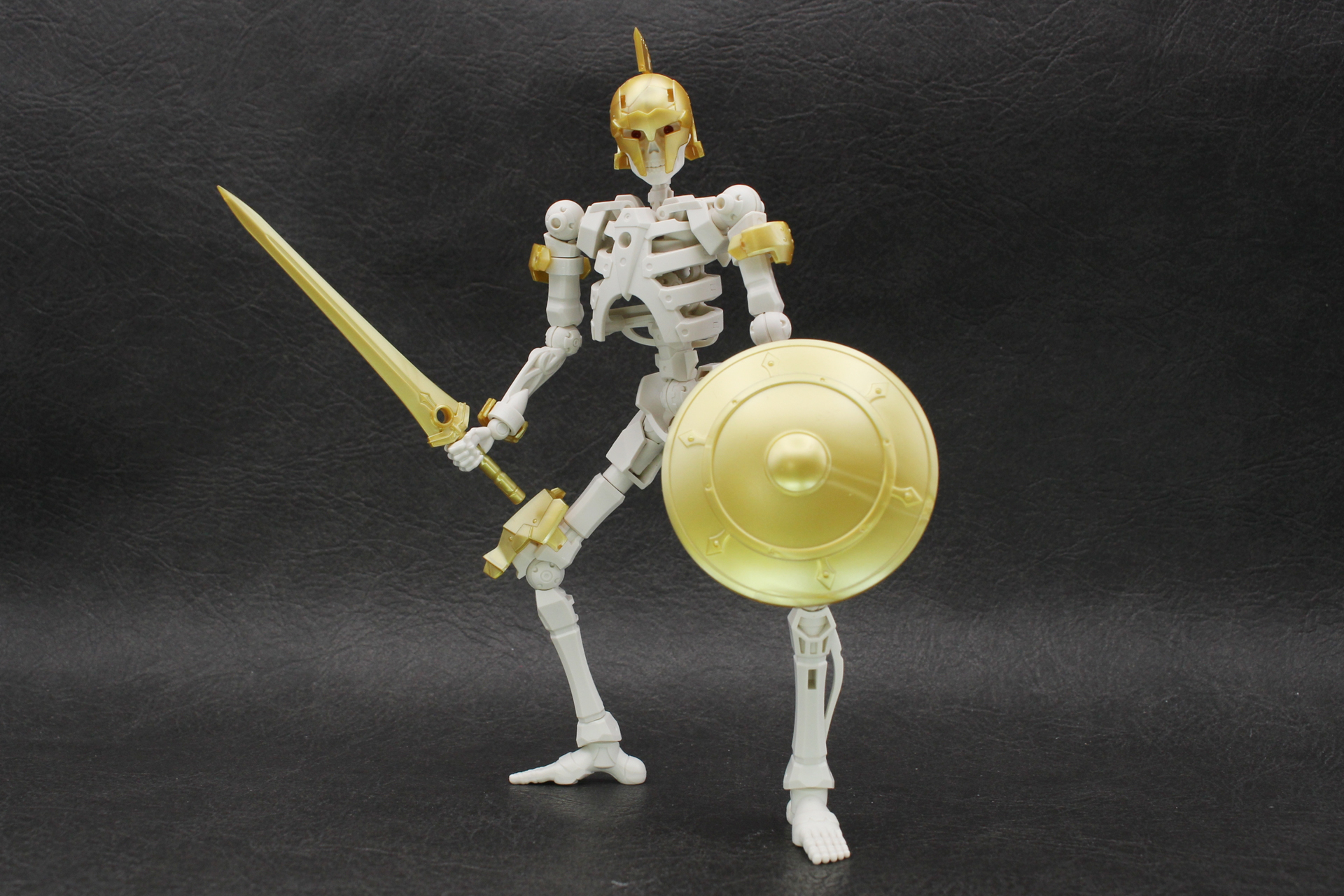 スケルトンといえばラウンドシールド、ということで「30MF リーベルソードマン」の装備を装着。ダンジョンに出てきそうな上位のスケルトン風に