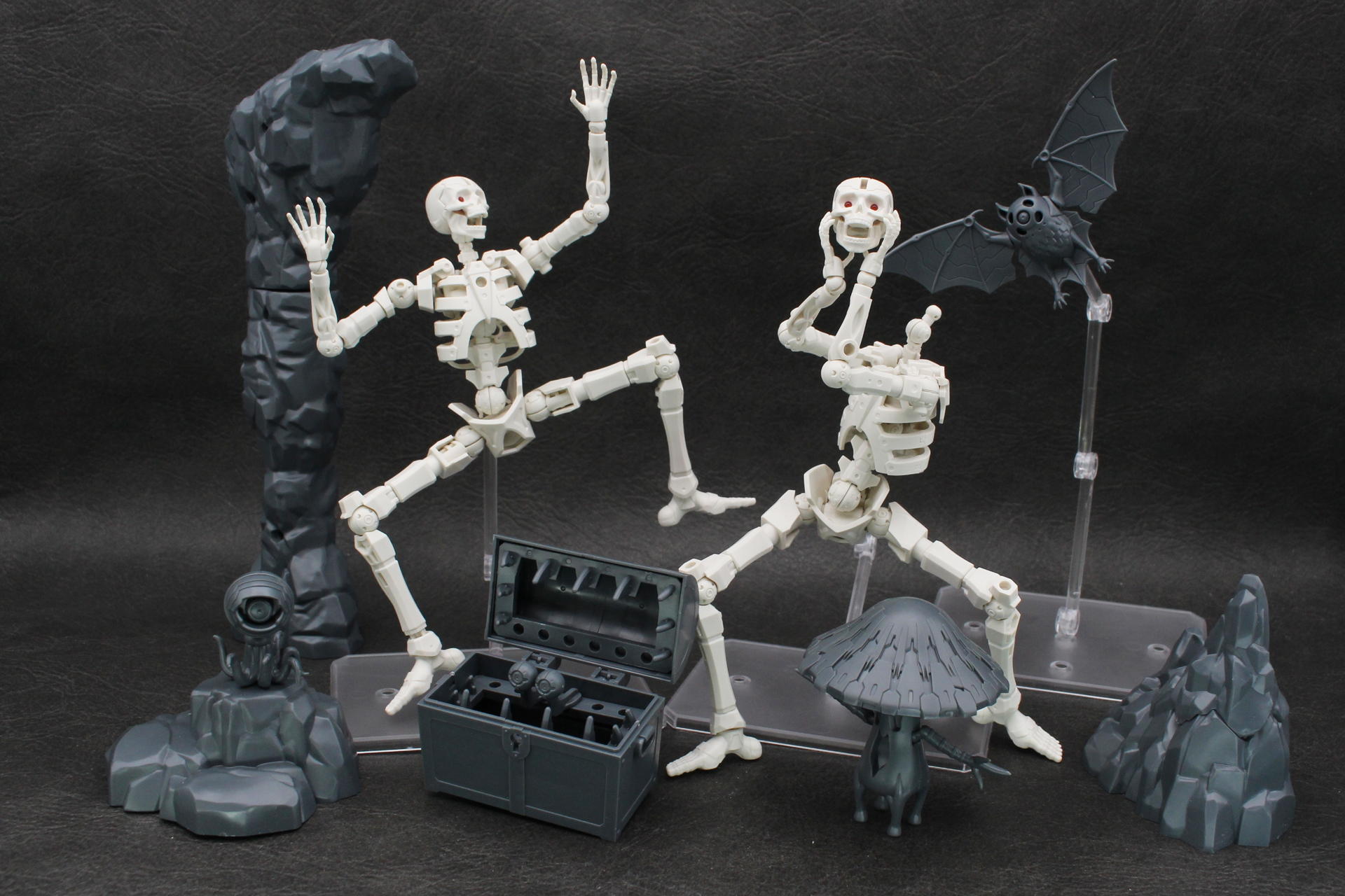 モンスターたちの宴もこの通り。「アイテムショップ4」の焚き火やたいまつを置いても楽しそうだ（画像は別売りの「アクションベース6 [クリアカラー]」を使用）