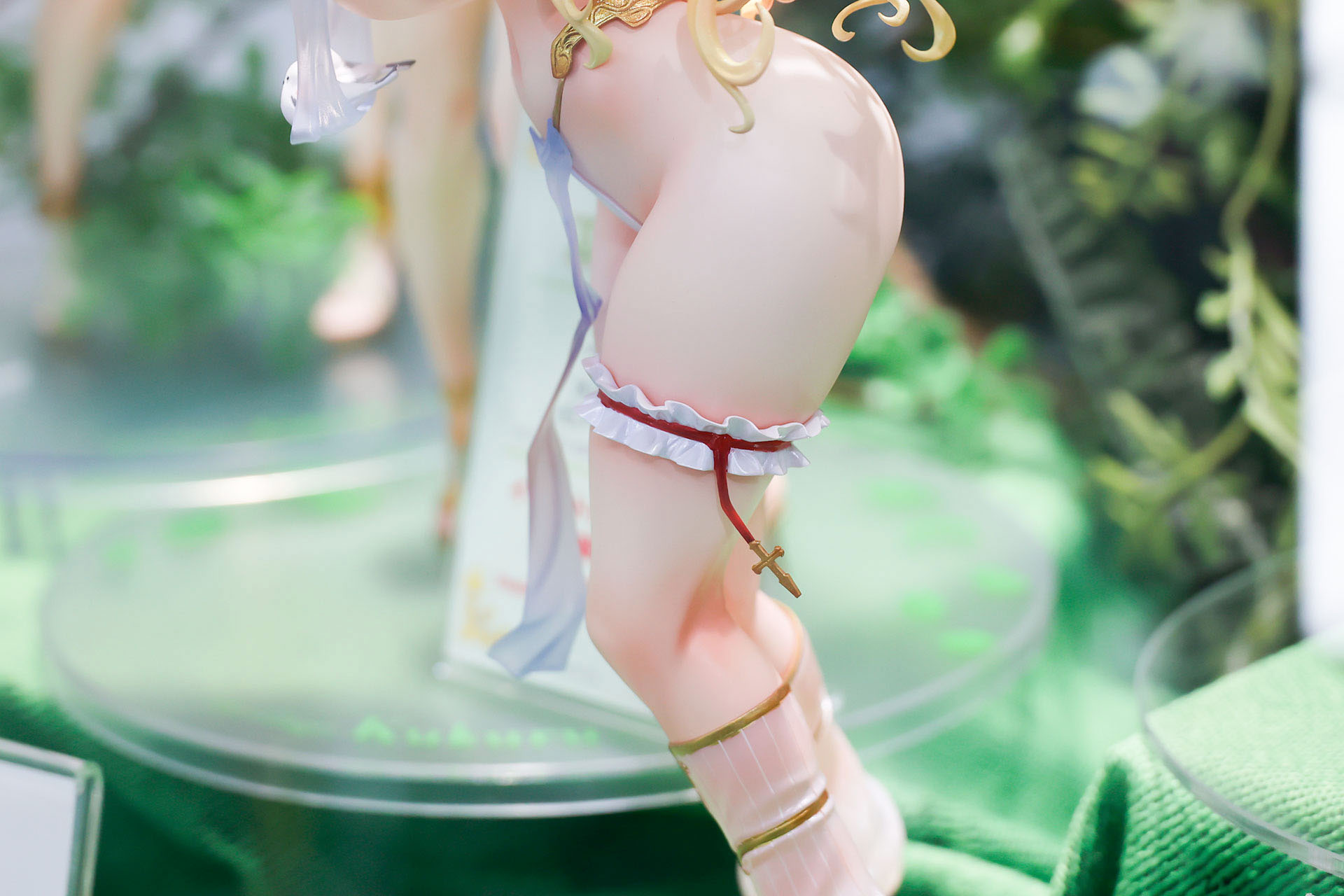 太ももにアクセサリーが付けられている