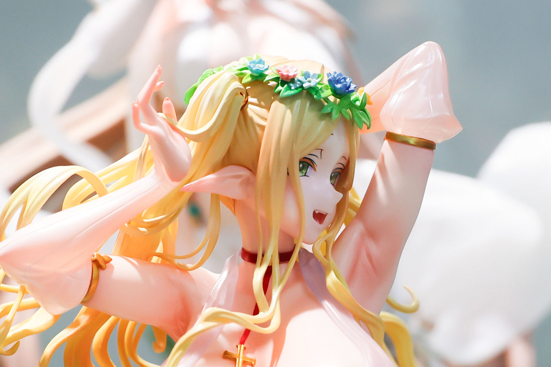 頭には花の飾りが付けられている