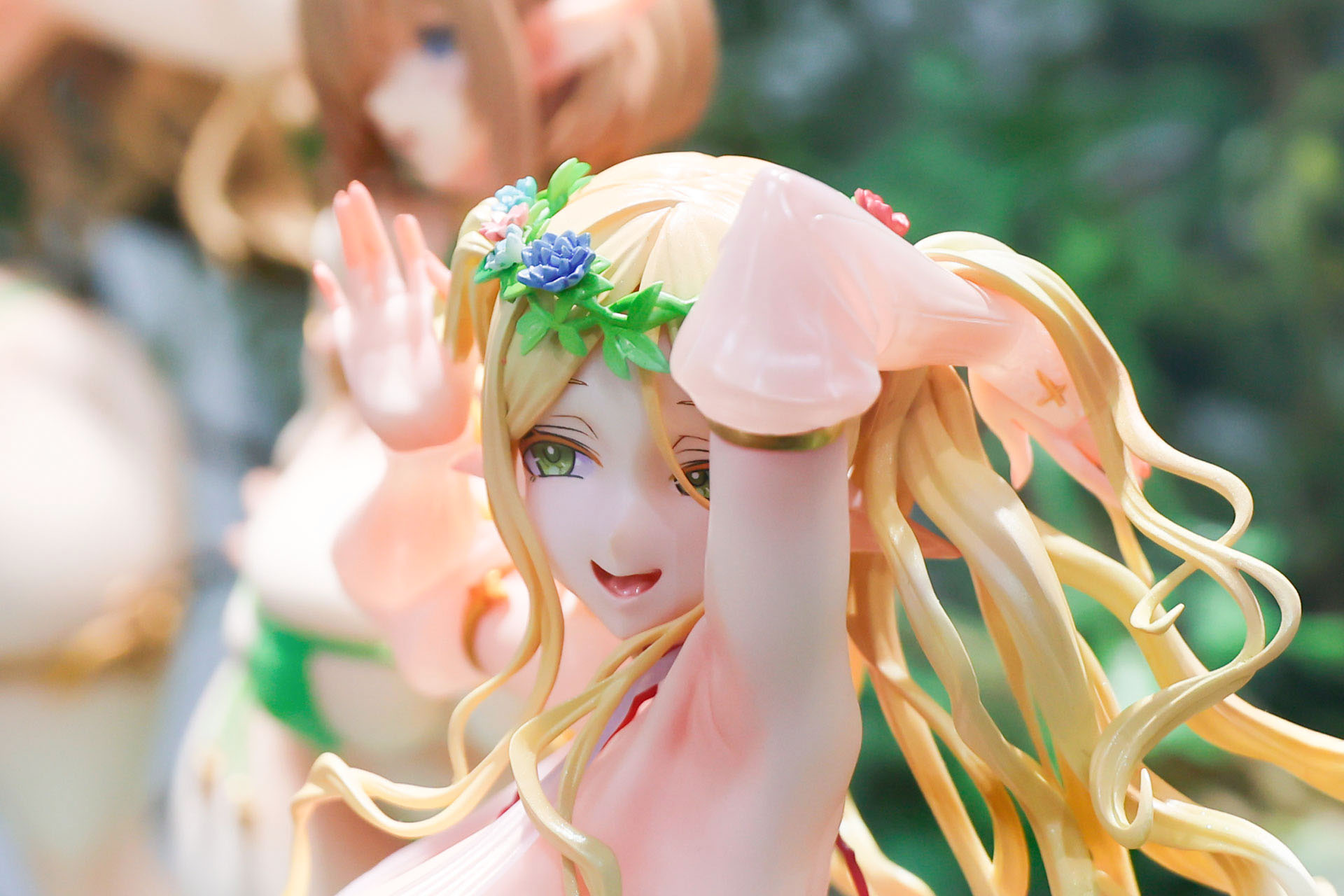 よく見ると腕にも衣装を身につけている