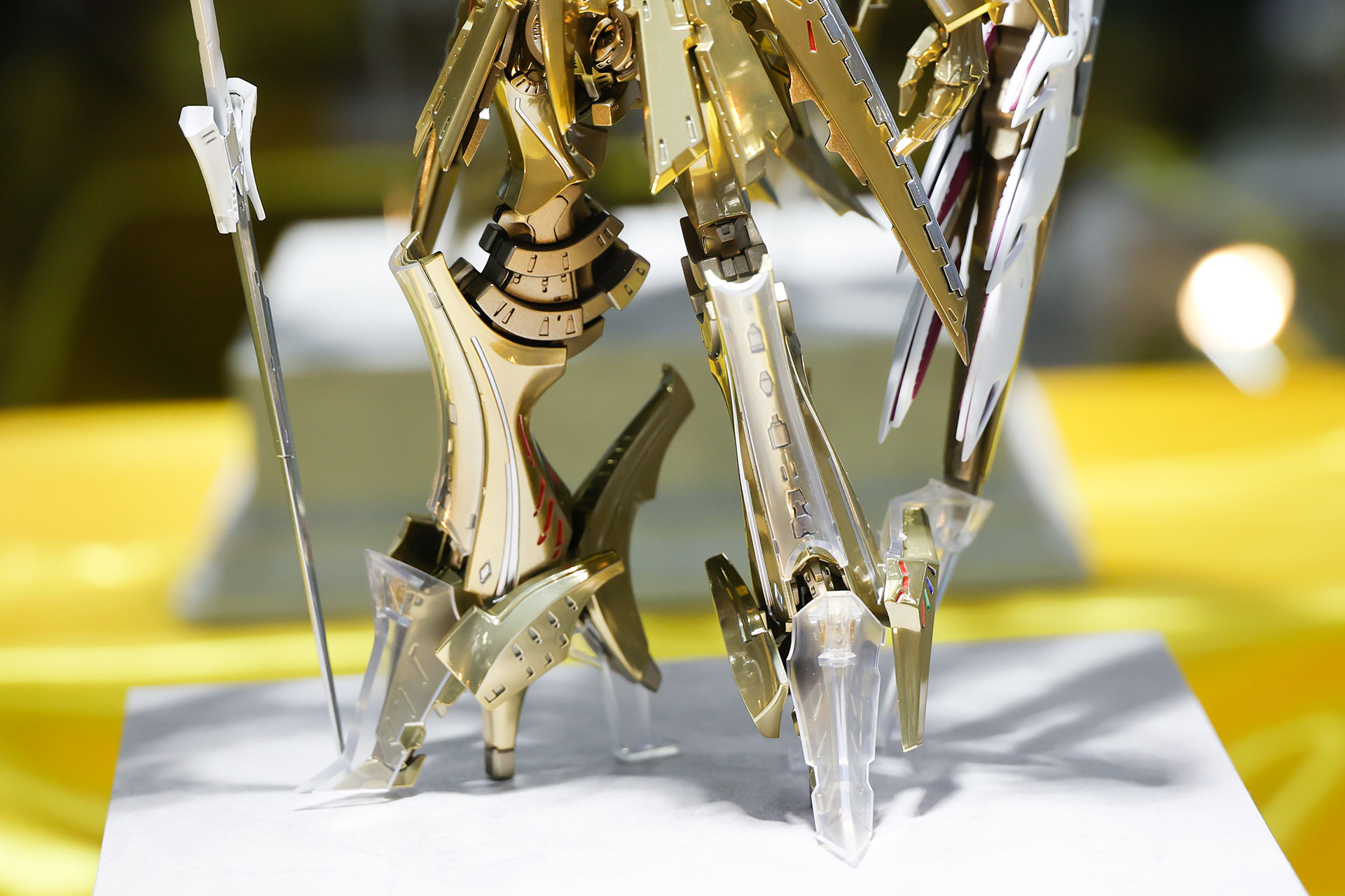 脚のデザインはもはや芸術的である