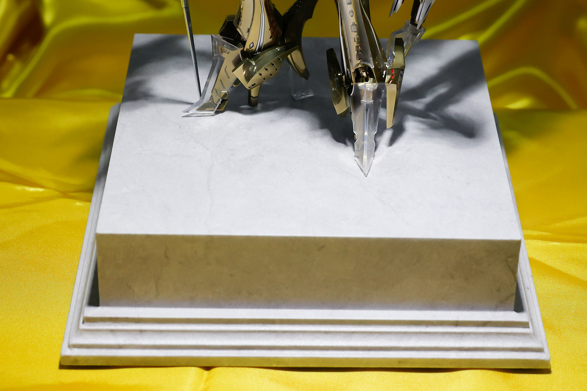 今回の展示では特別感のある台座の上で飾られていた