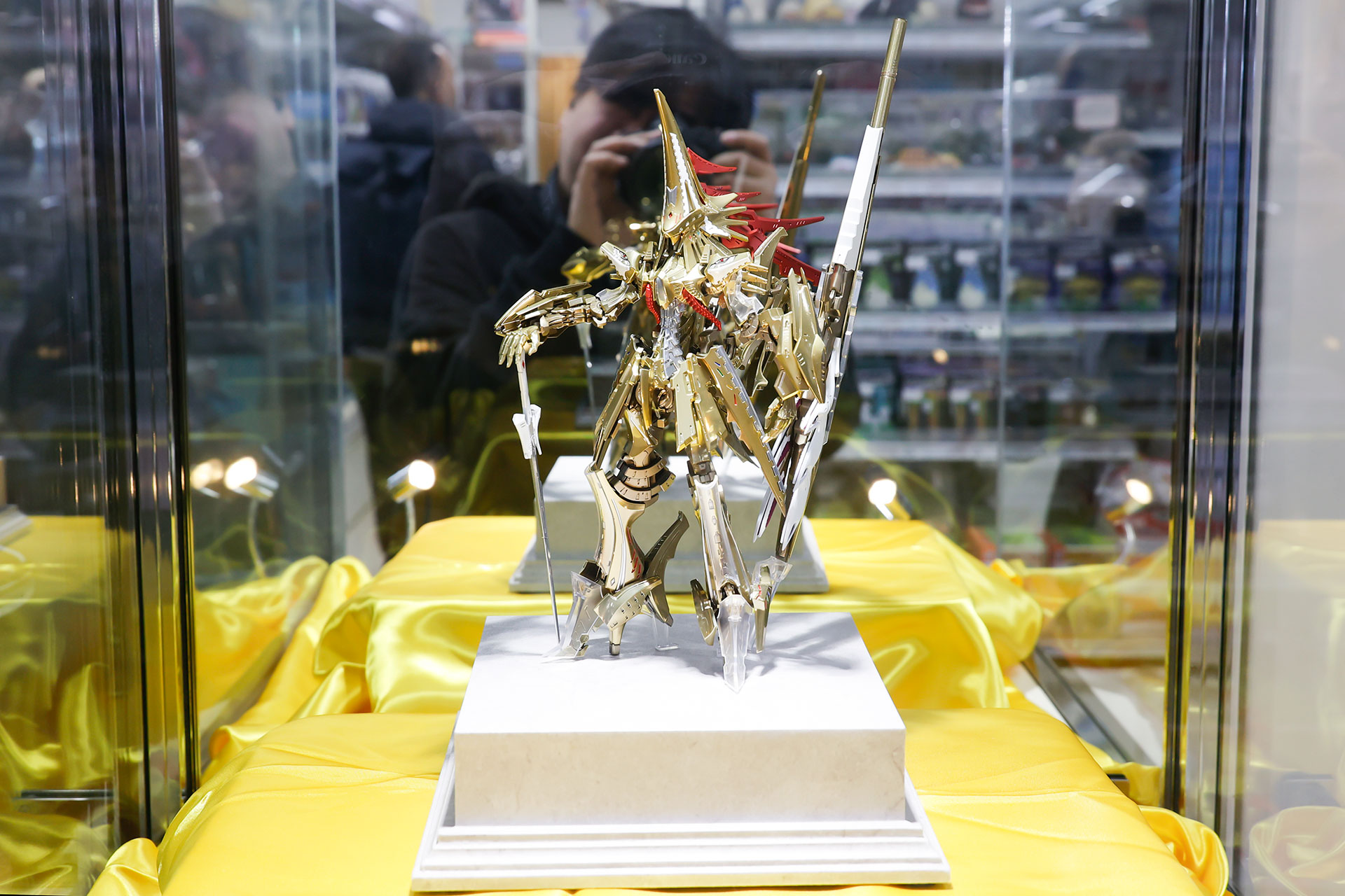 頭頂までの全高は約230mmだ