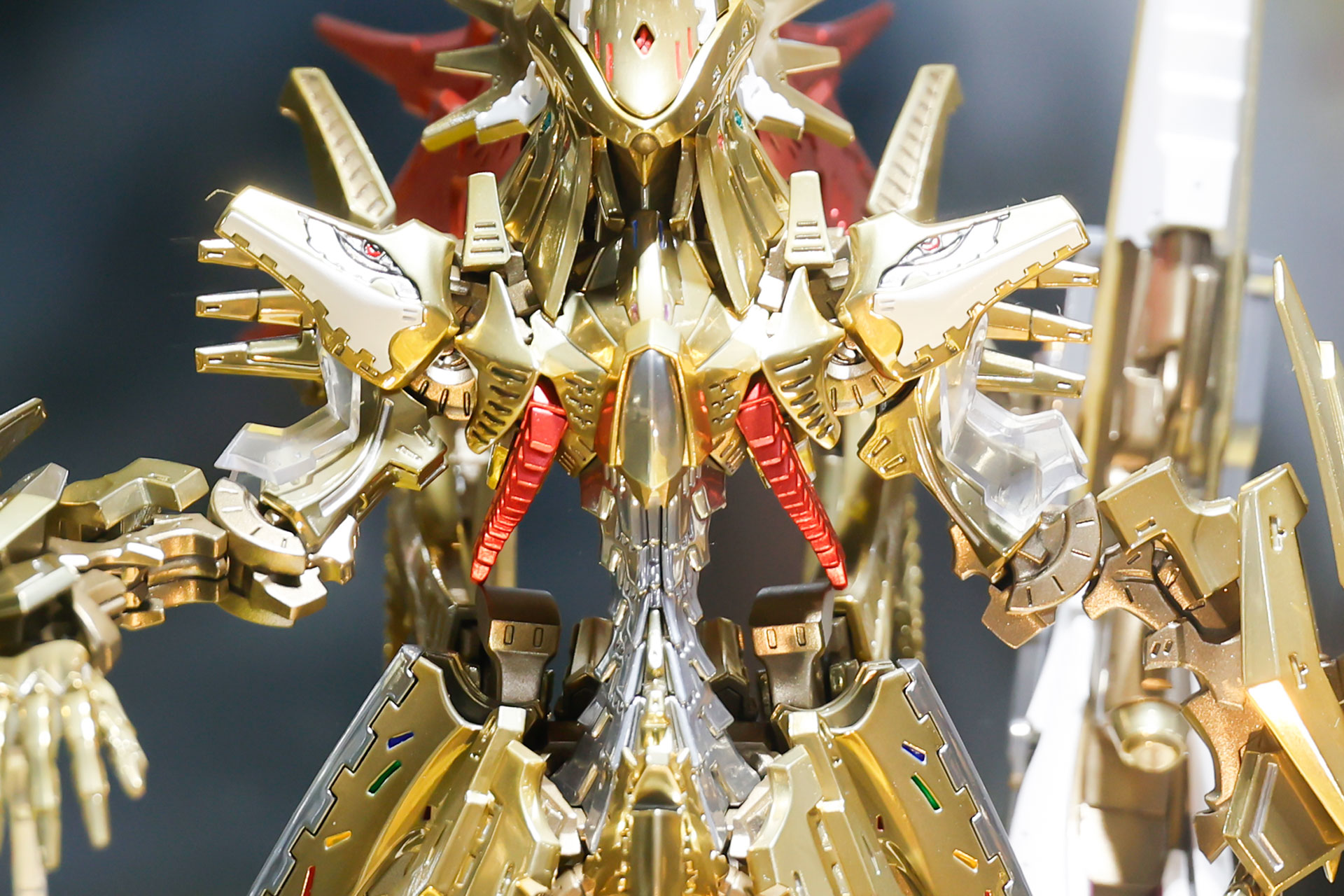 肩には目のような模様が入れられている