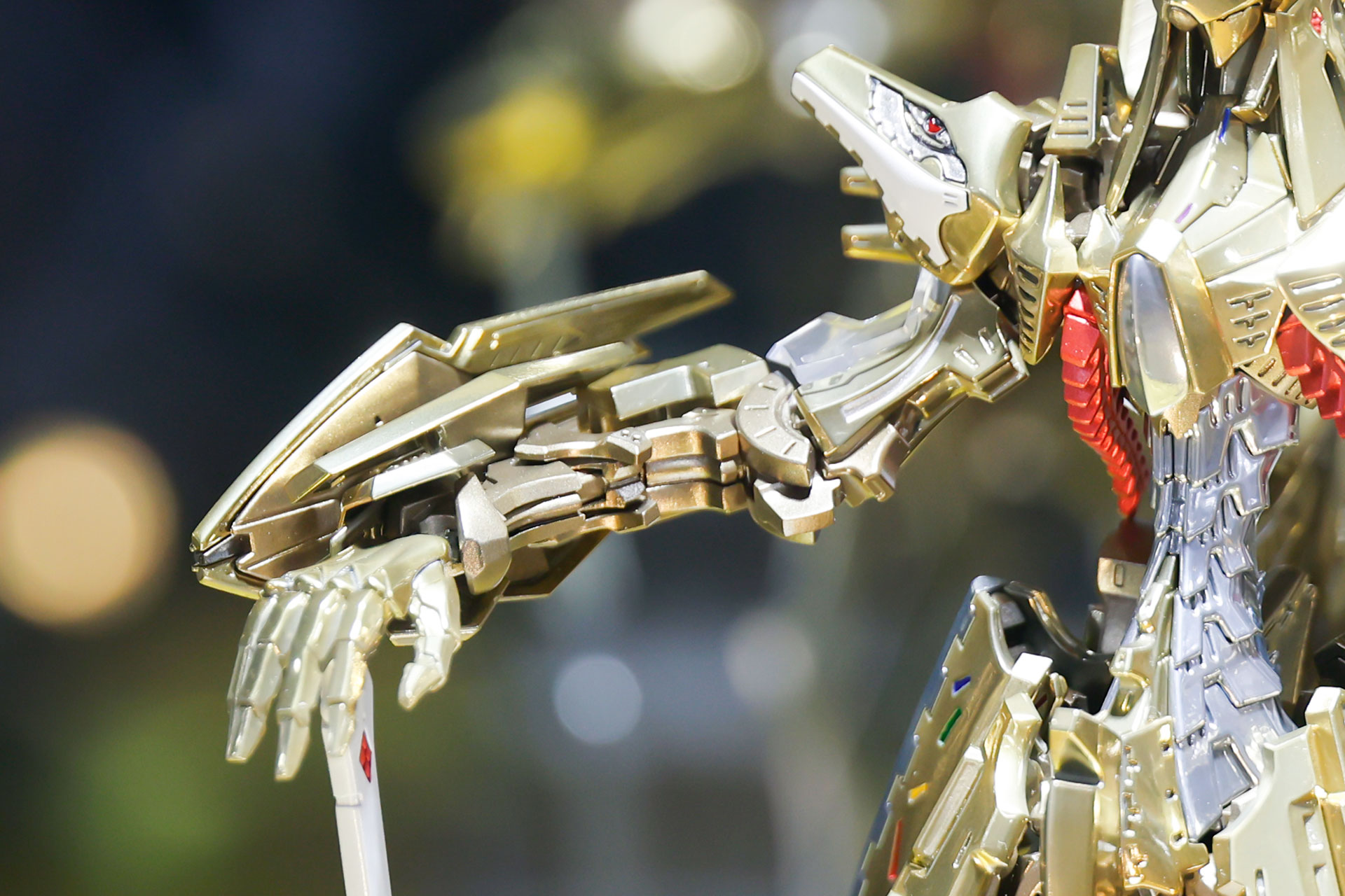 腕は兵器らしく無骨な見た目だ