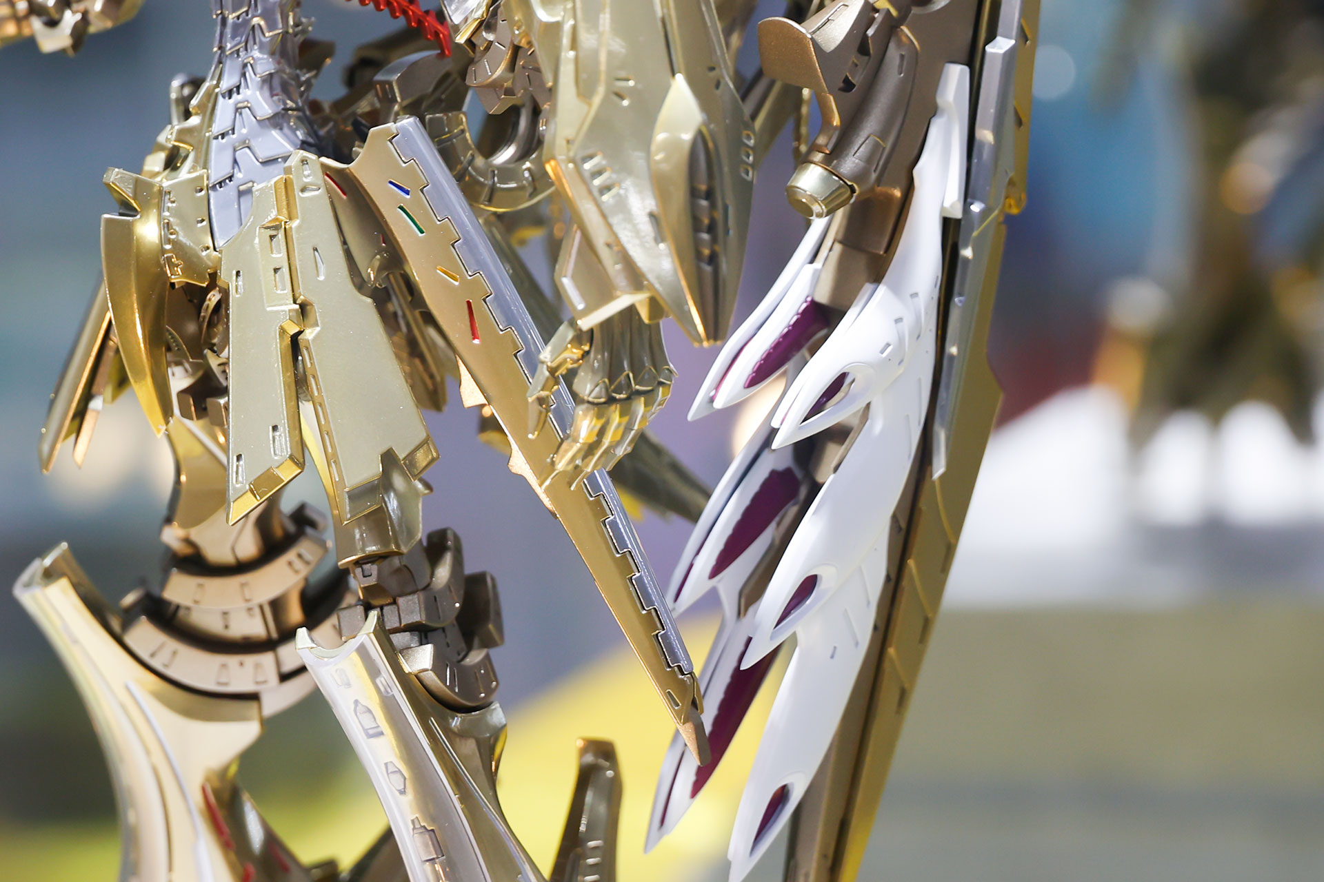 手の形もしなやかだ