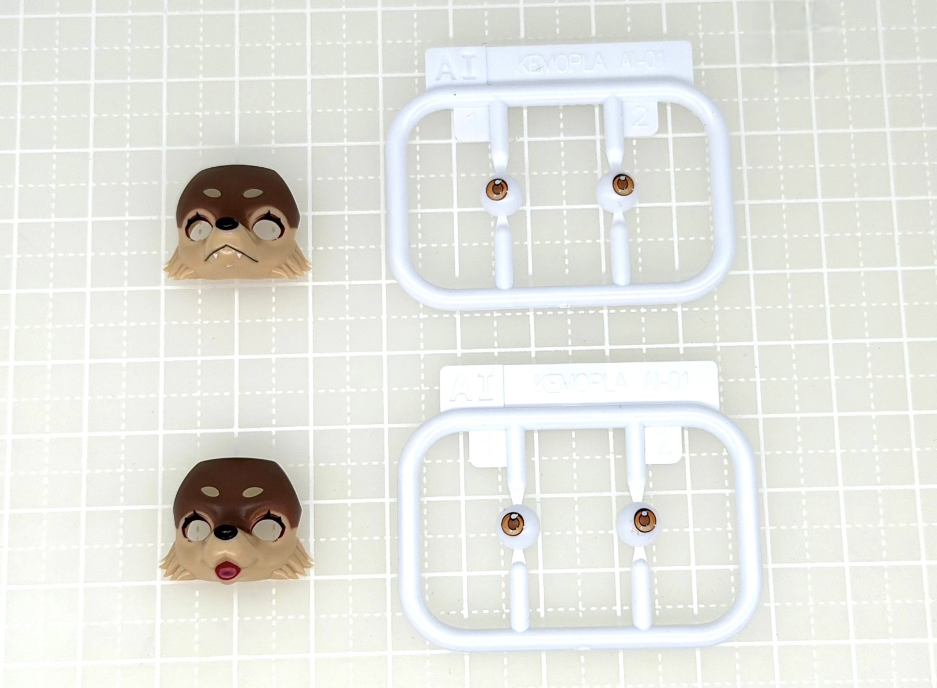 フェイスは眼球がない"高ケモ"と、塗装された目の"中ケモ"で、それぞれ口閉じ、口開きが付属しているので様々な演出が可能です