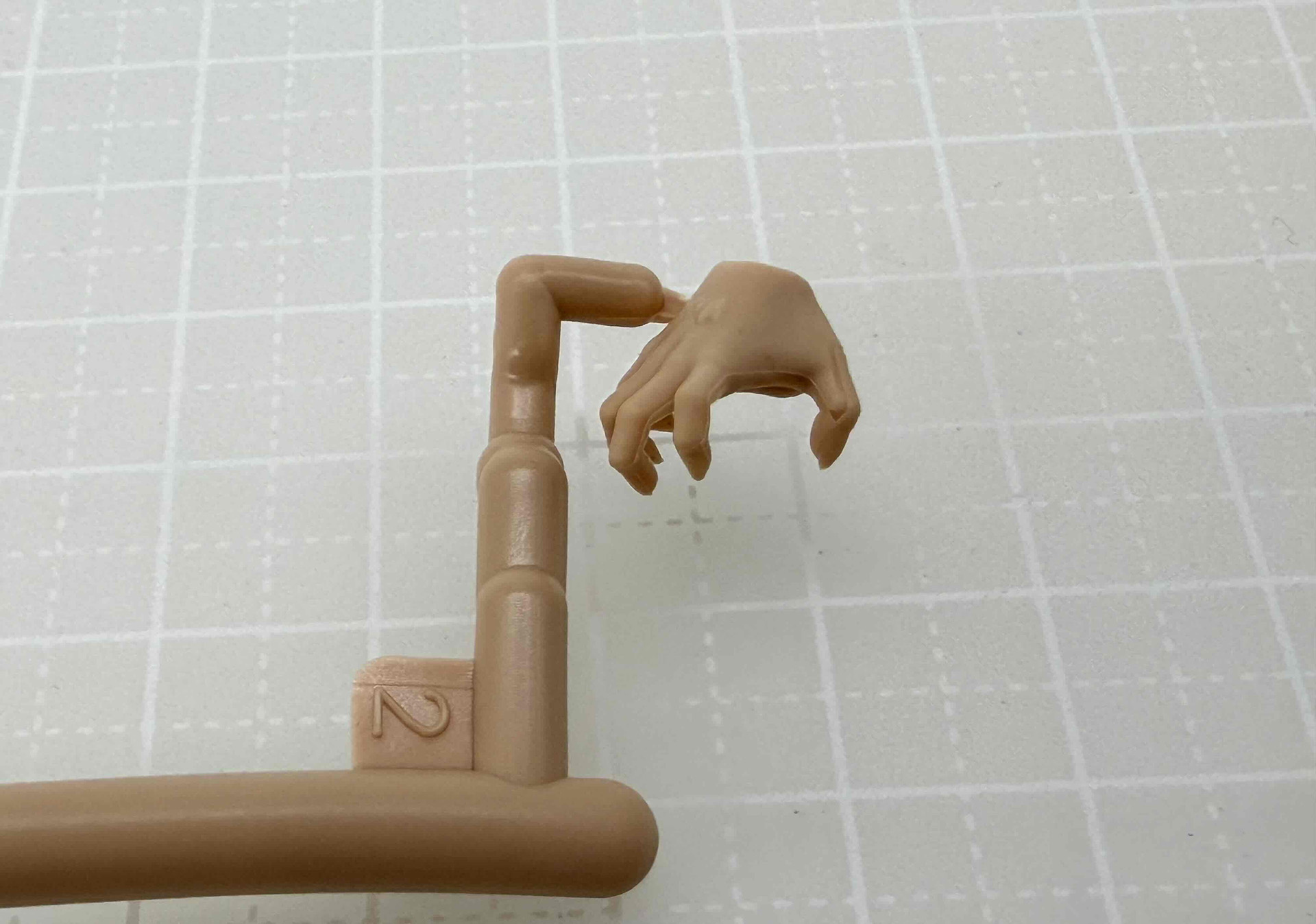 『肉球』へのこだわりが感じられるランナー。細かい部品なので組み立ての際には注意が必要です(紛失対策用に予備パーツも入っています)