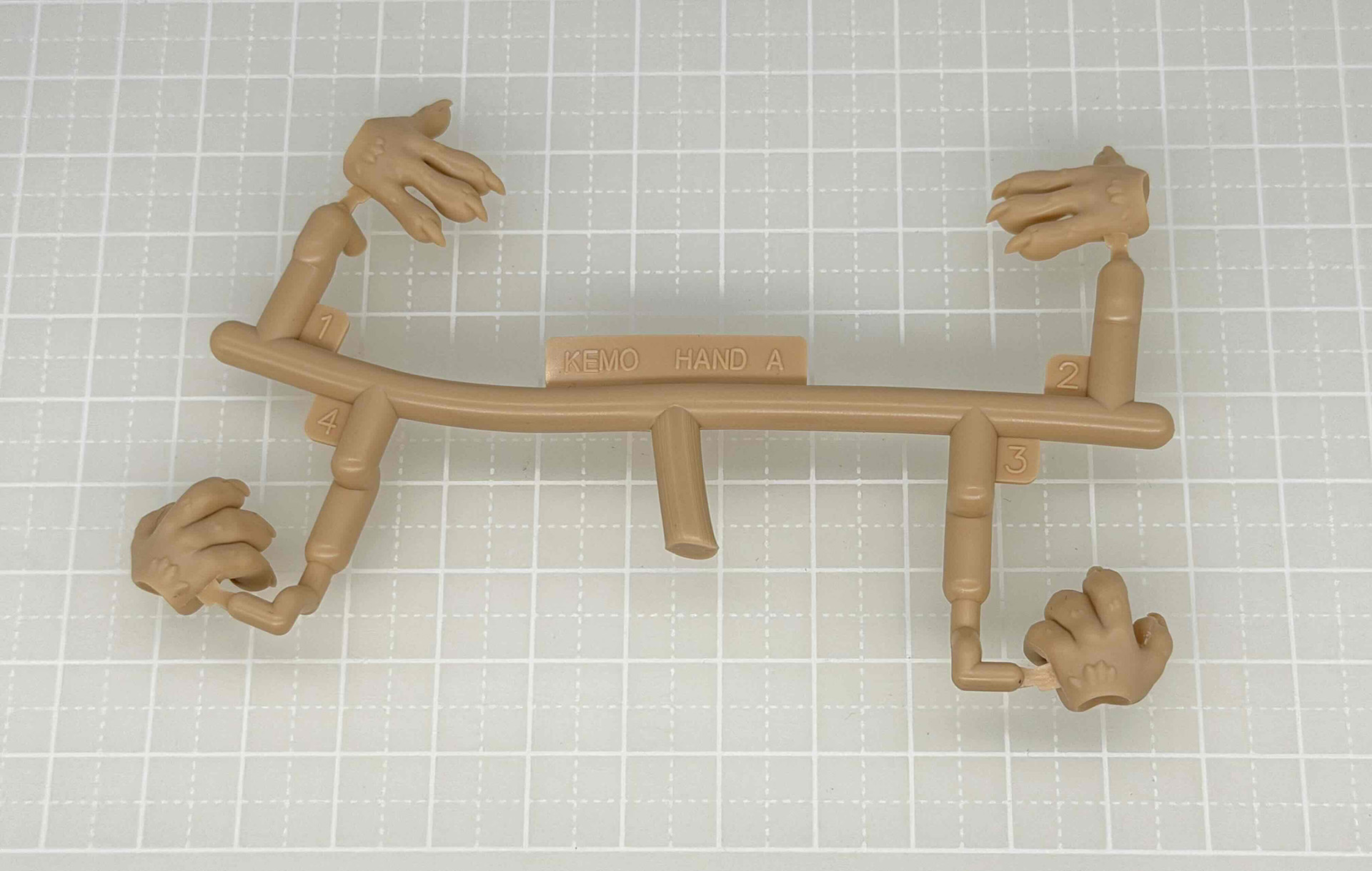 『肉球』へのこだわりが感じられるランナー。細かい部品なので組み立ての際には注意が必要です(紛失対策用に予備パーツも入っています)