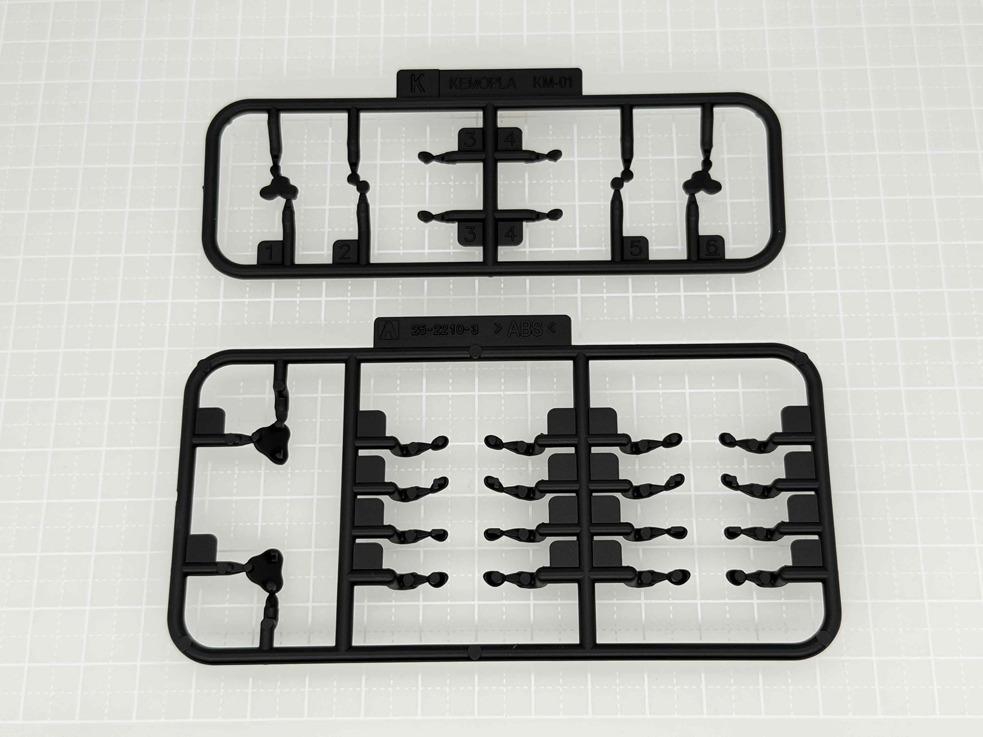 『肉球』へのこだわりが感じられるランナー。細かい部品なので組み立ての際には注意が必要です(紛失対策用に予備パーツも入っています)