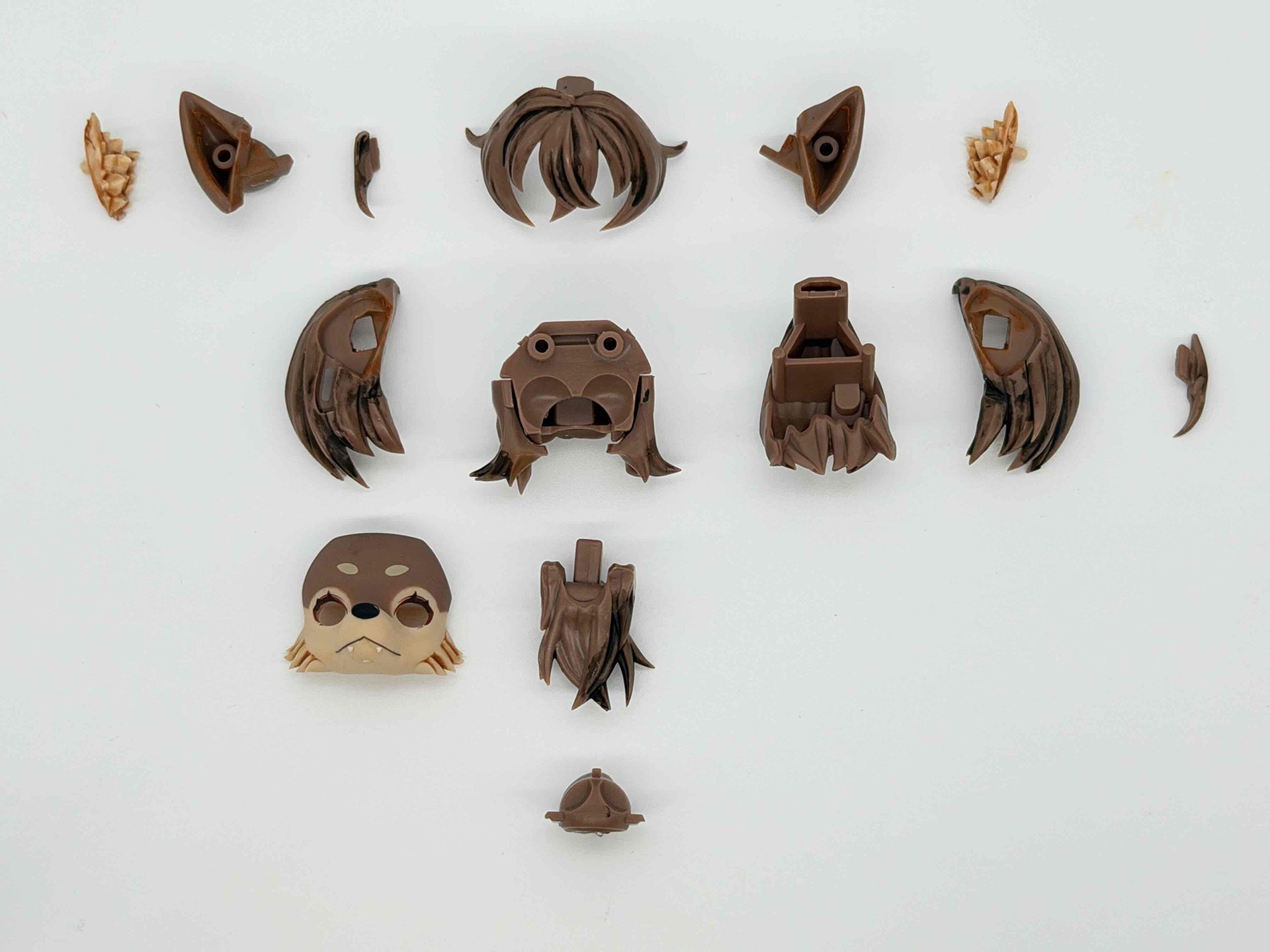 頭部パーツはまるで立体パズルのように形が出来上がっていきます