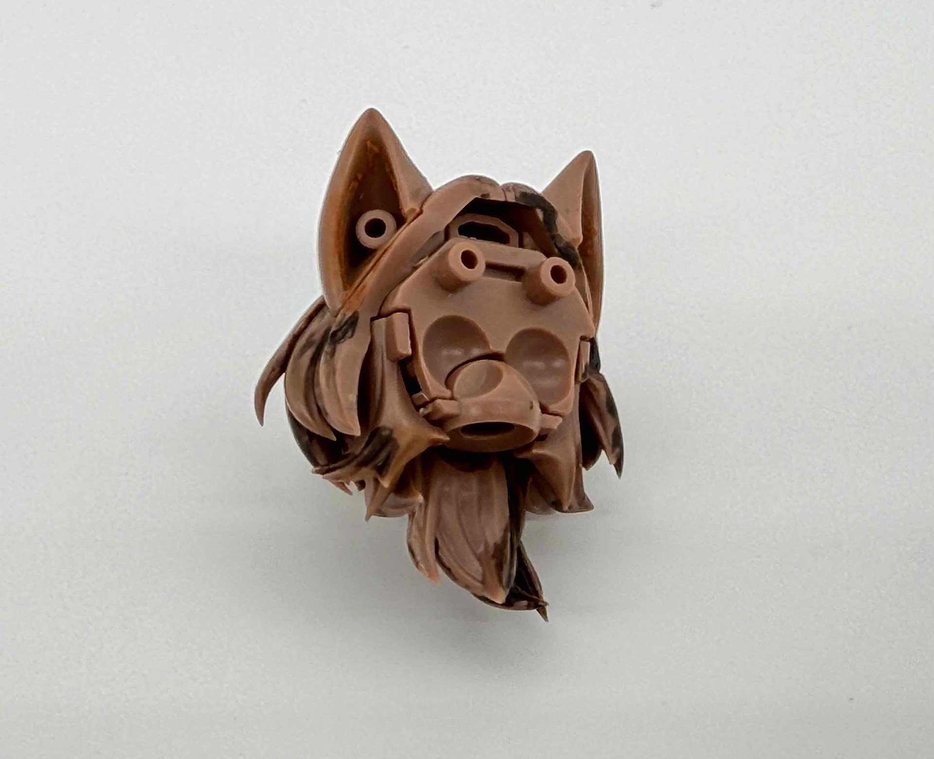 頭部パーツはまるで立体パズルのように形が出来上がっていきます