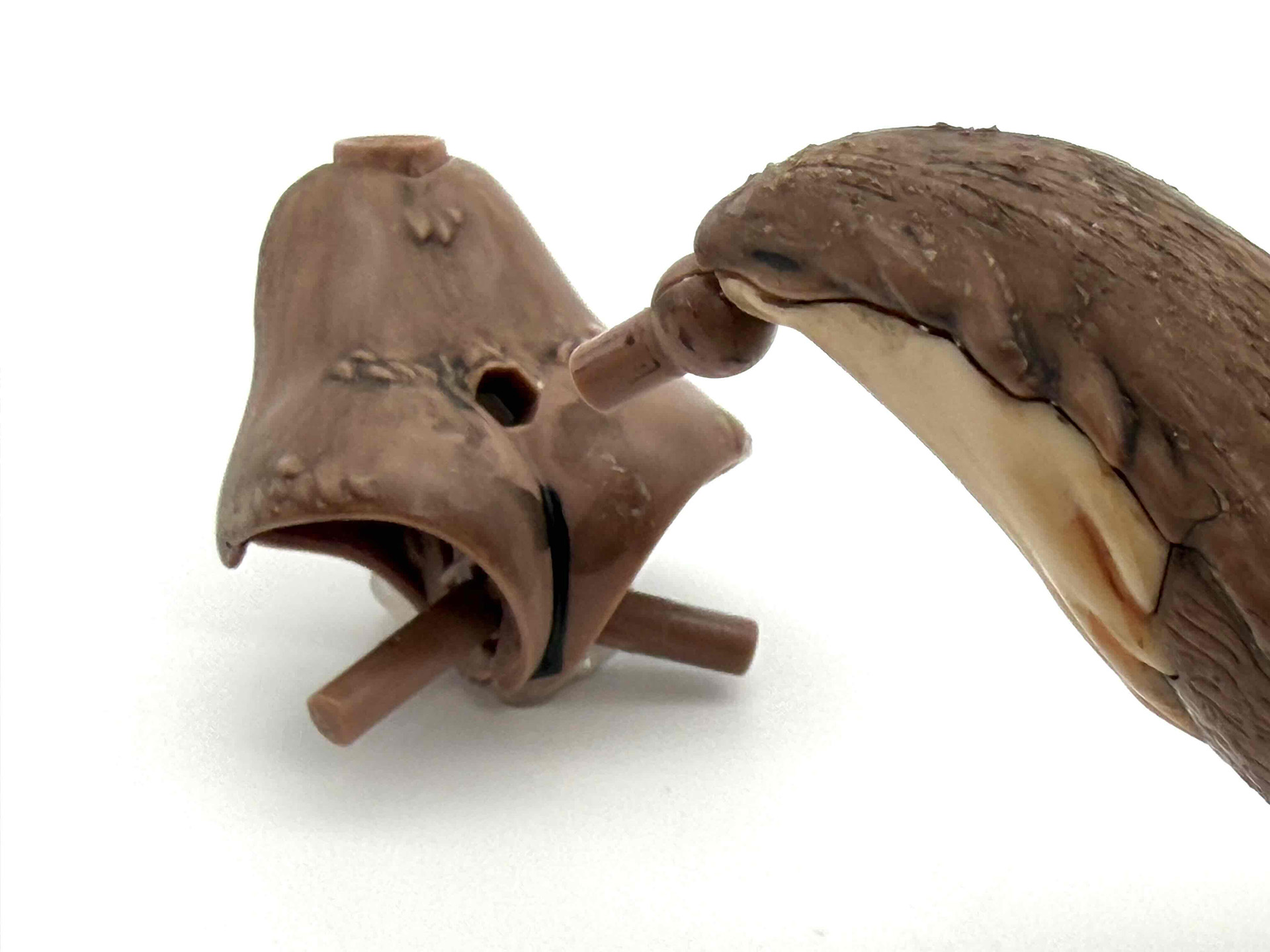 尻尾の取り付け。こだわりのお尻のラインに注目