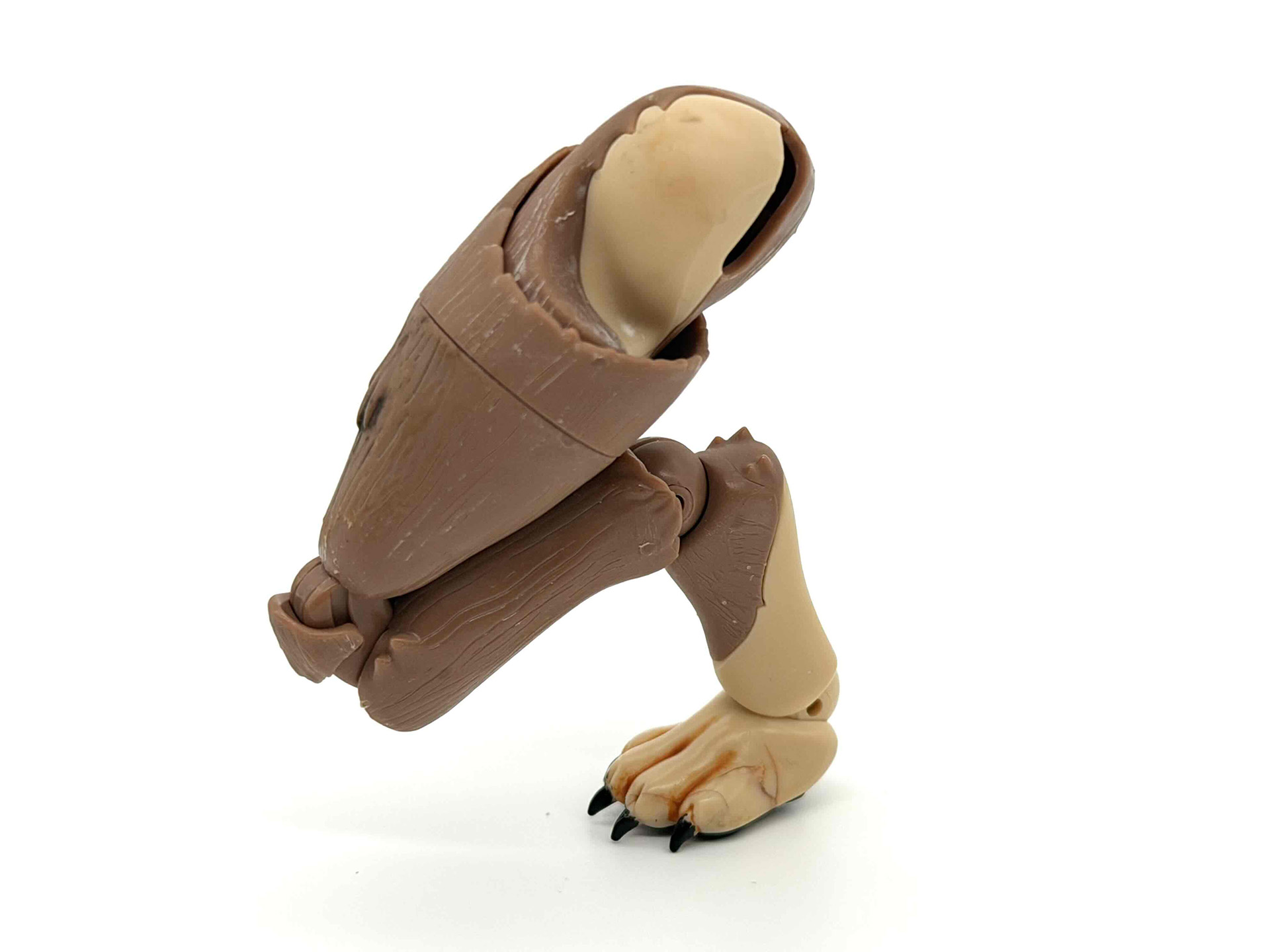 独特のパーツ分割がケモノらしいシルエットを作ります。脚の関節がかなり曲げられるので躍動感あるポージングも対応可能です