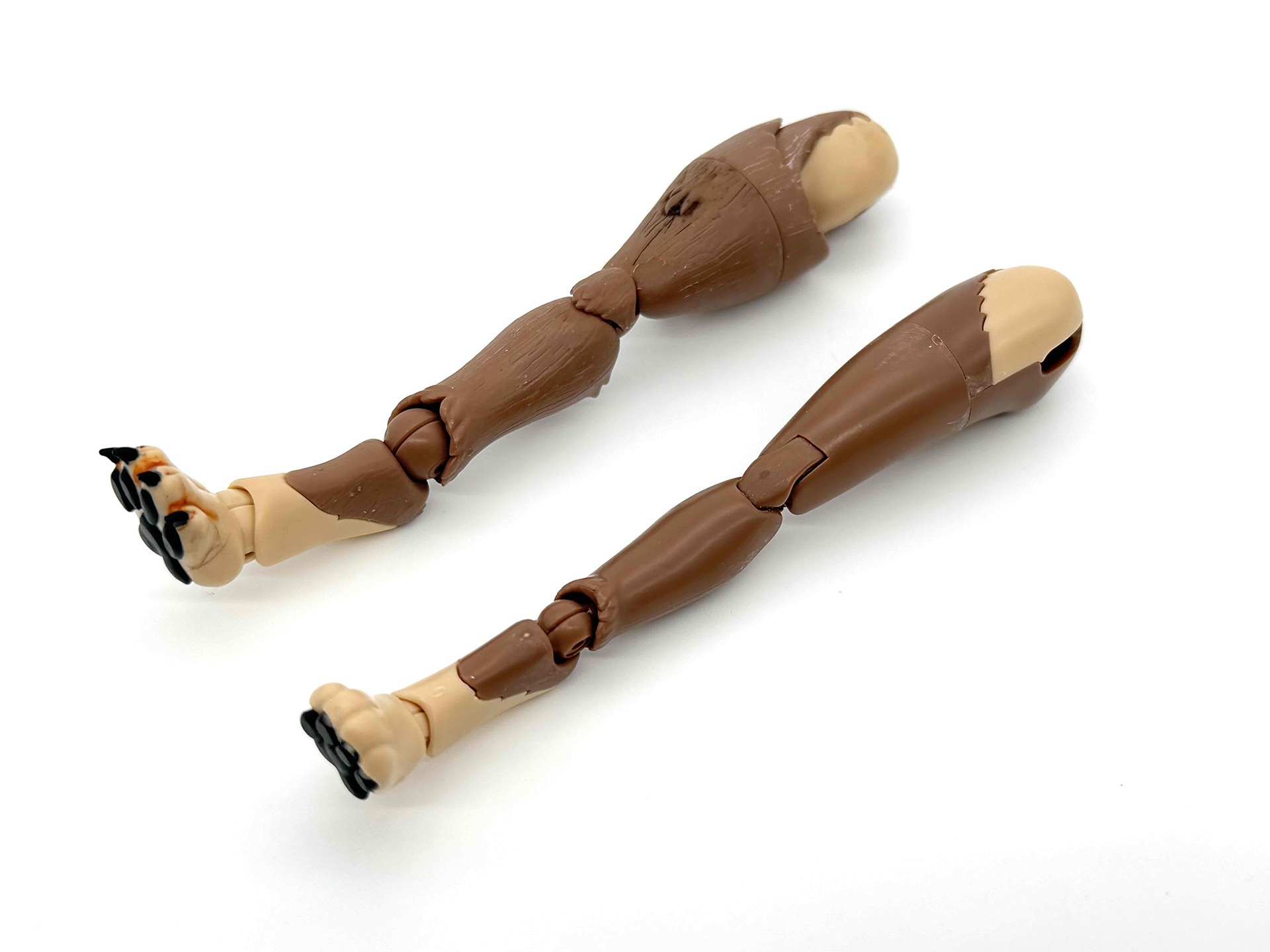 高ケモと中ケモの比較。高ケモはかなりケモノ感が強くなっていますが、中ケモは人型に近い表現となっています