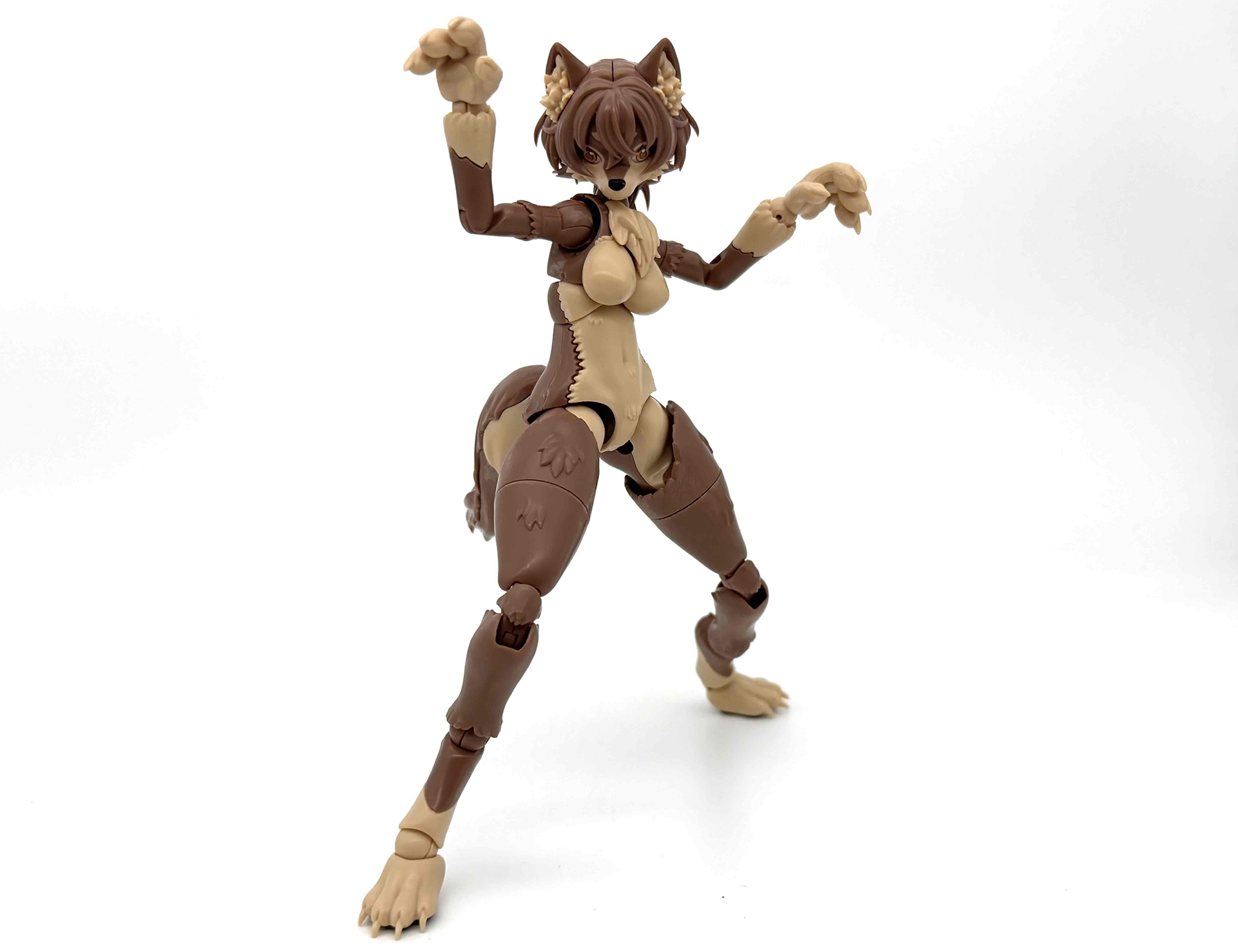 ここまで組んできたパーツを全て組み上げて完成です。ABS樹脂で成型されているということもあり、強度的にも安心して動かしやすくアグレッシブに遊べます