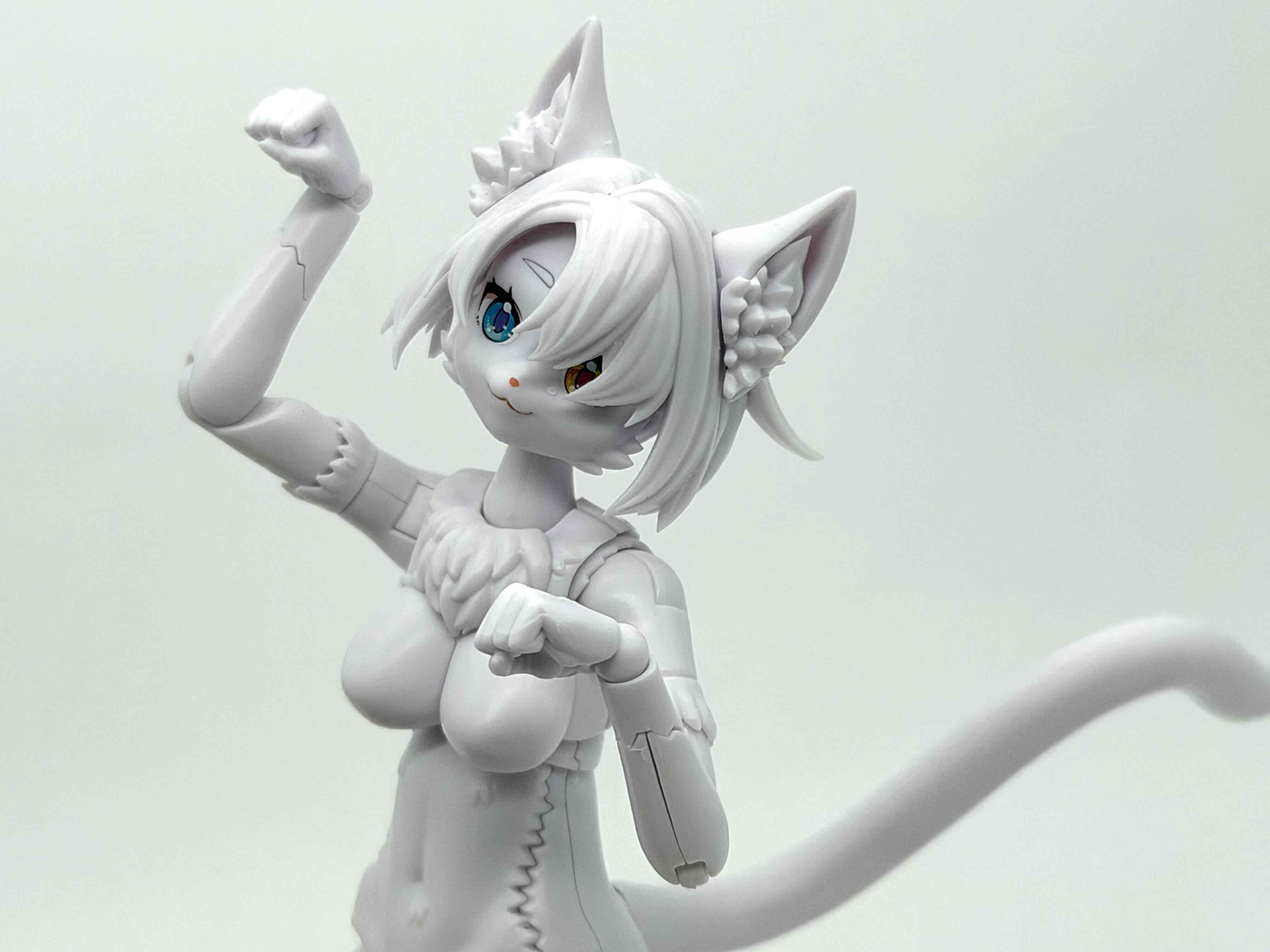 今回は"中ケモ"で組み立て。女の子の猫らしくプリティ～な「ニャンニャンッ！」ポーズも可能です