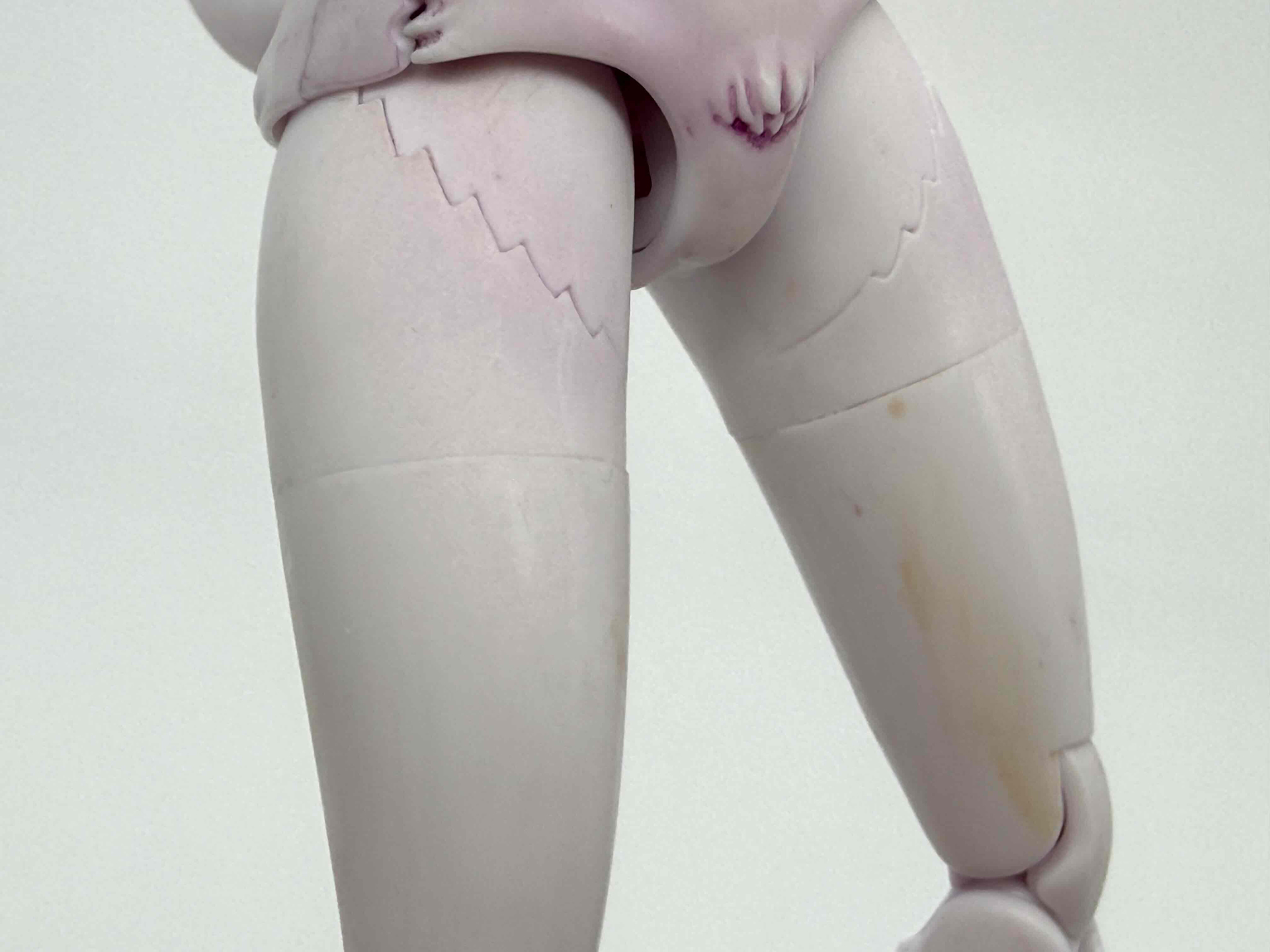 「カオマニー」で感心したのは太もものロール関節の表現です。パーツの合いが良いので、しっかり接合すると太ももの分割線がほとんど目立ちません