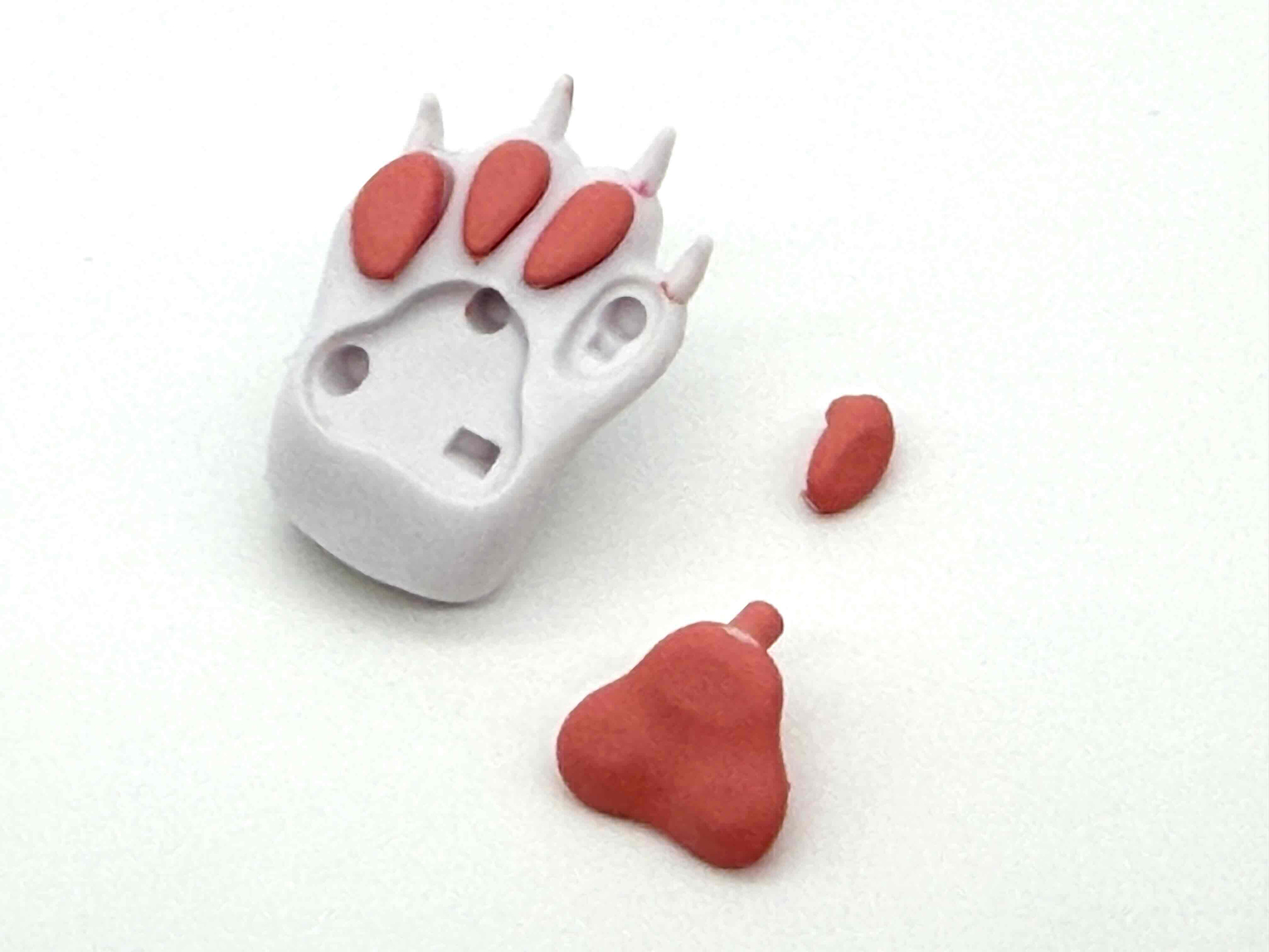 今回は"中ケモ"で組み立て。女の子の猫らしくプリティ～な「ニャンニャンッ！」ポーズも可能です