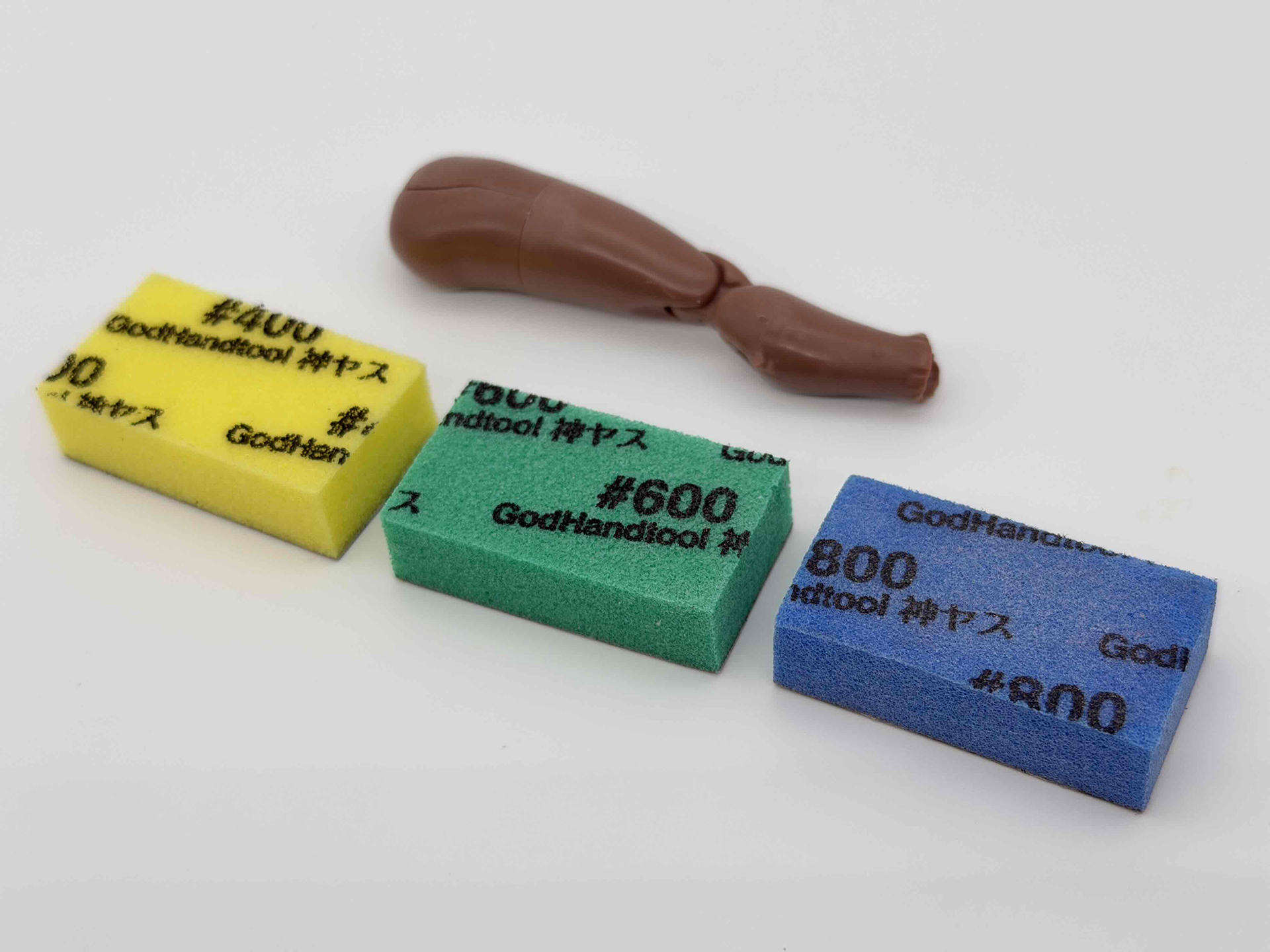 美少女プラモは曲面がほとんどなのでスポンジ系ヤスリを多用。根気よく磨いていきます