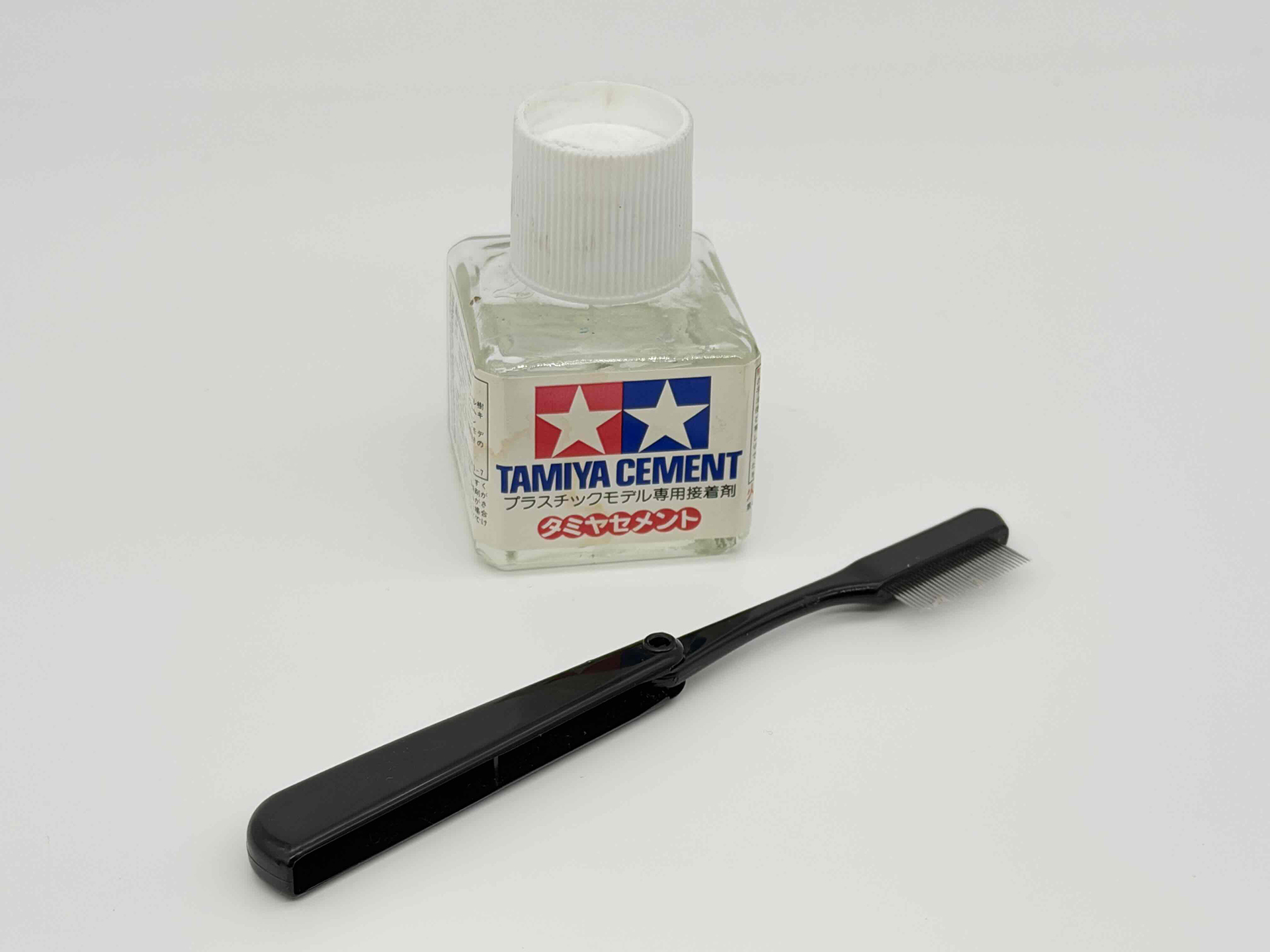 タミヤの接着剤「タミヤセメント」とダイソーの「マスカラコーム（ステンレス製）」で毛のモールドを追加していきます