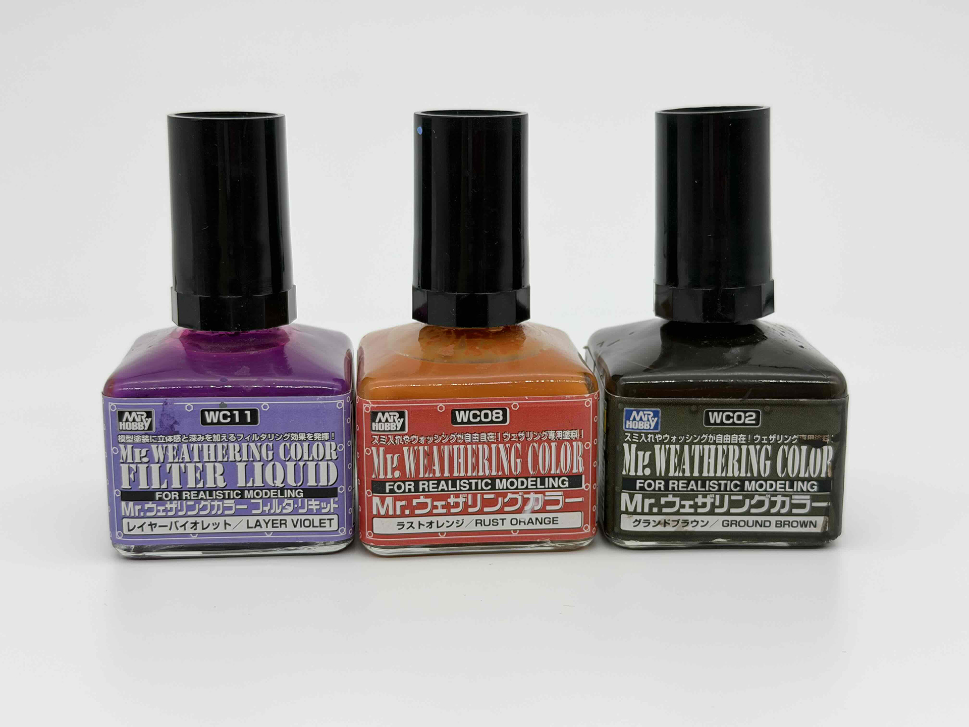 スミ入れに使用したGSIクレオスの「Mr.ウェザリングカラー」。左から「レイヤーバイオレット」「ラストオレンジ」「グランドブラウン」各ケモノの雰囲気に合った色を選んでいます
