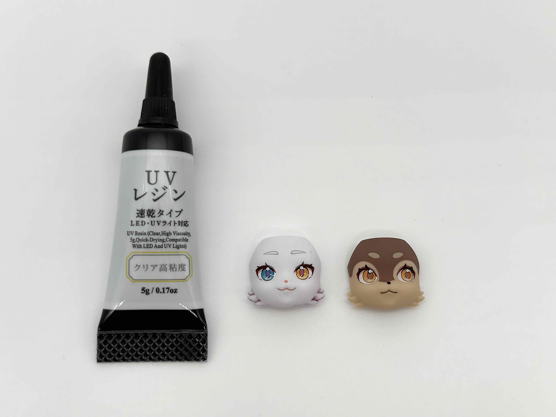 目に使用したダイソーの「UVレジン」は使い勝手が良く、お勧めしたいマテリアルです