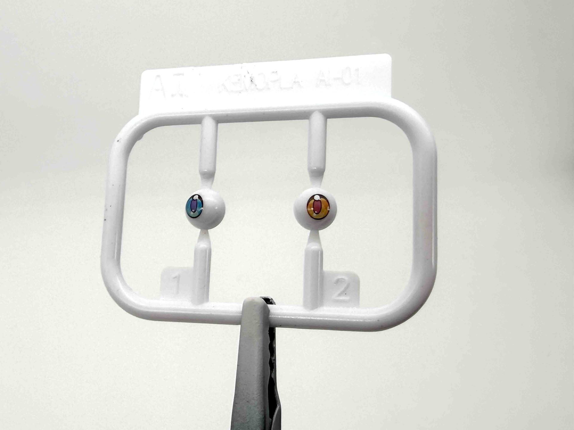 眼球に「Mr.スーパークリアースプレー（光沢）」を吹くことで光沢が増します